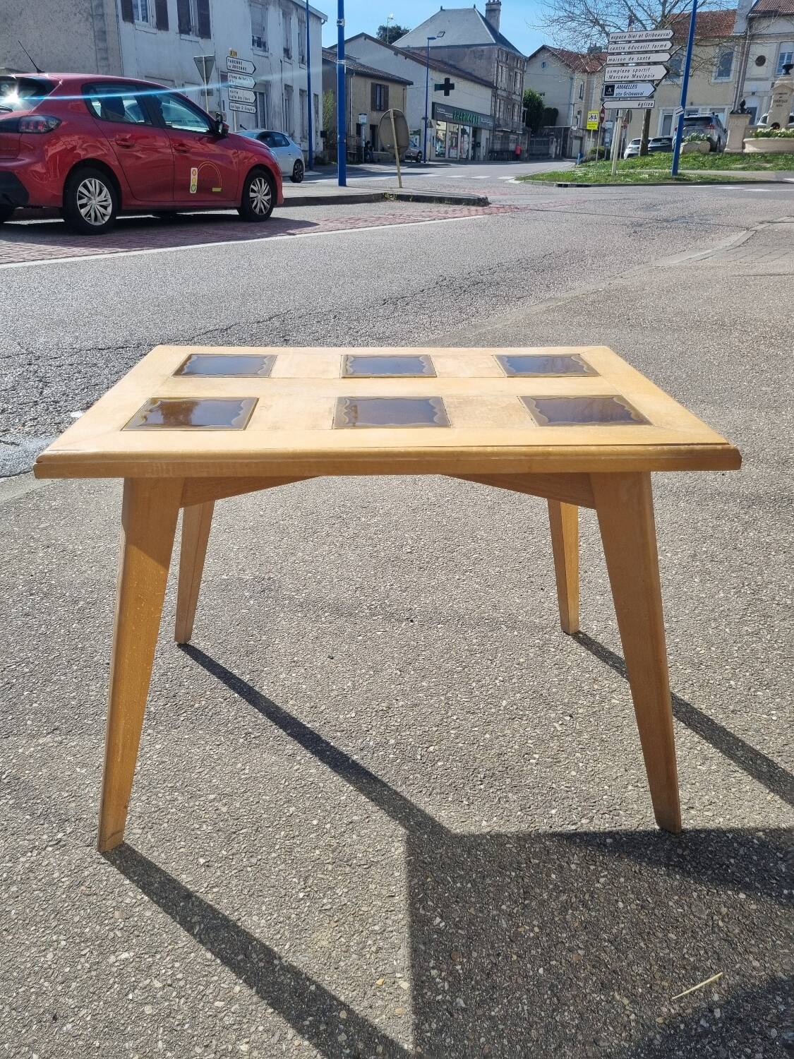 Vintage coffee table with tapered legs.