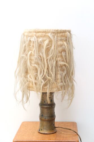 Lampe en grès signée, abat jour en laine, années 50