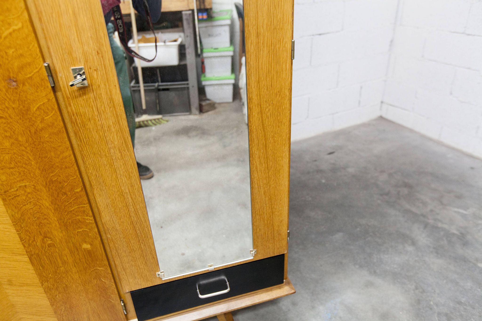French wardrobe with tapered legs, 3 doors, 1 mirror, 27*130 and 1 t.