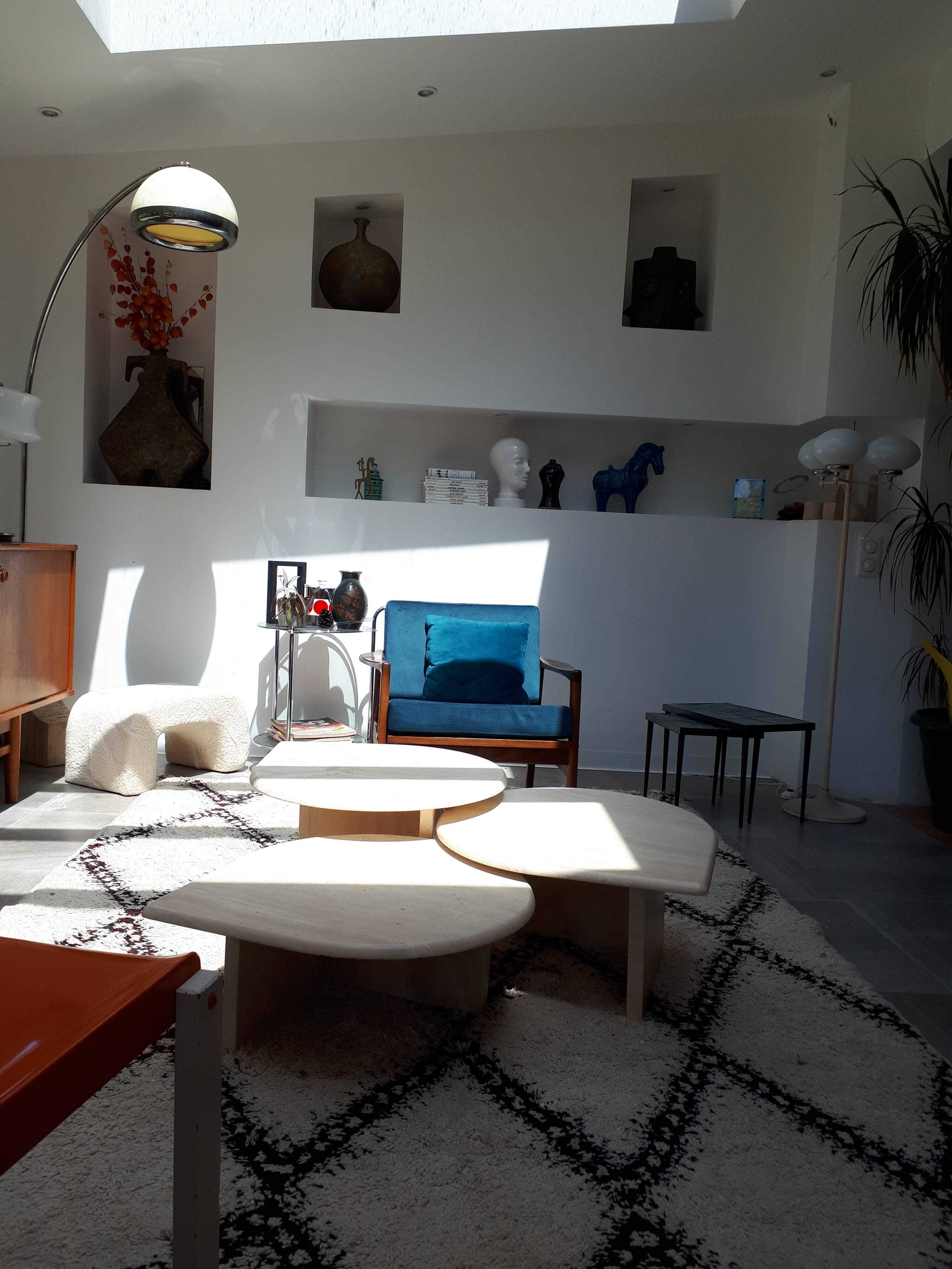 Tables gigognes en travertin Roche Bobois
