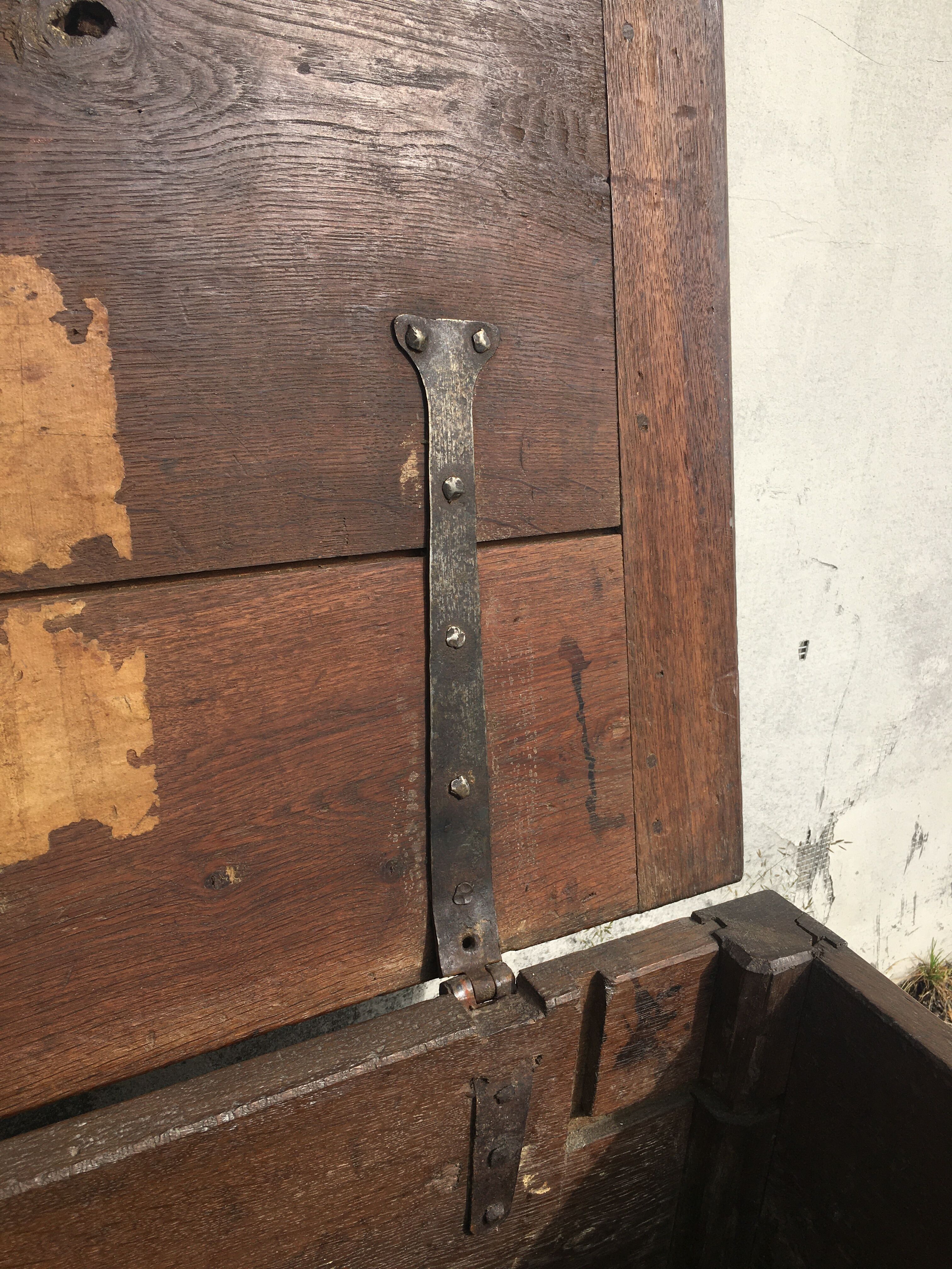 Old solid oak chest early XVIII Brutalist