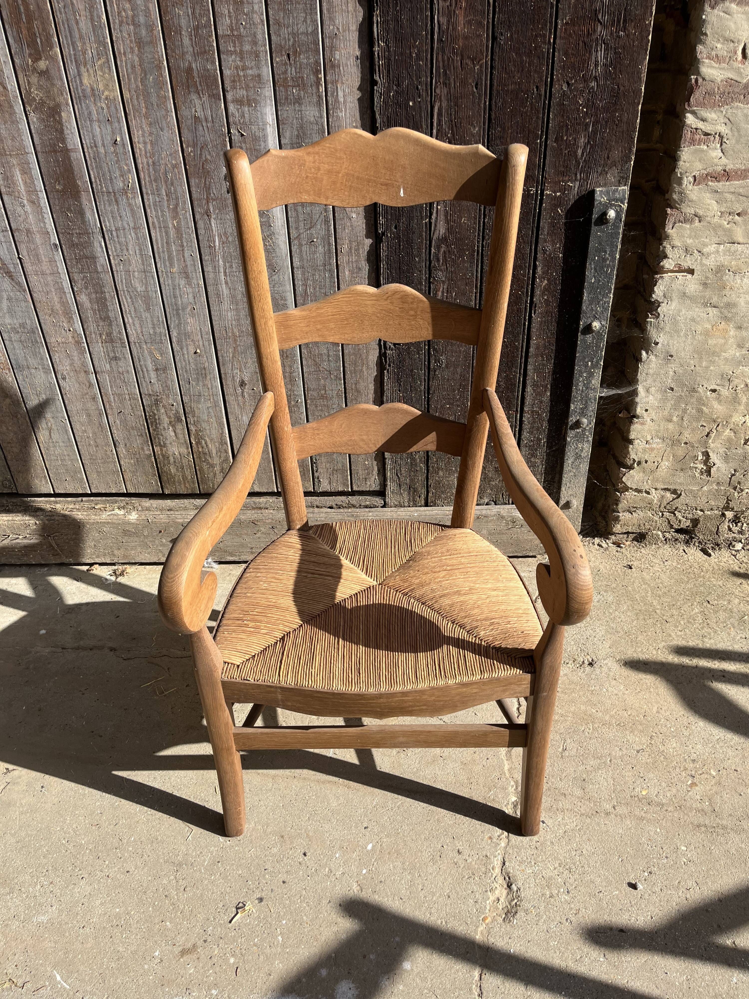 Chairs and armchairs in solid oak - seat in straw