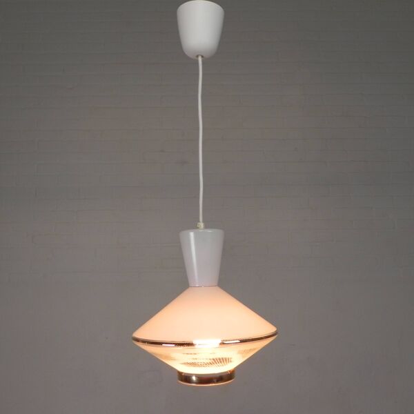 Lampe suspendue en forme d'ovni avec verre blanc sur le dessus et verre transparent avec verre blanc.