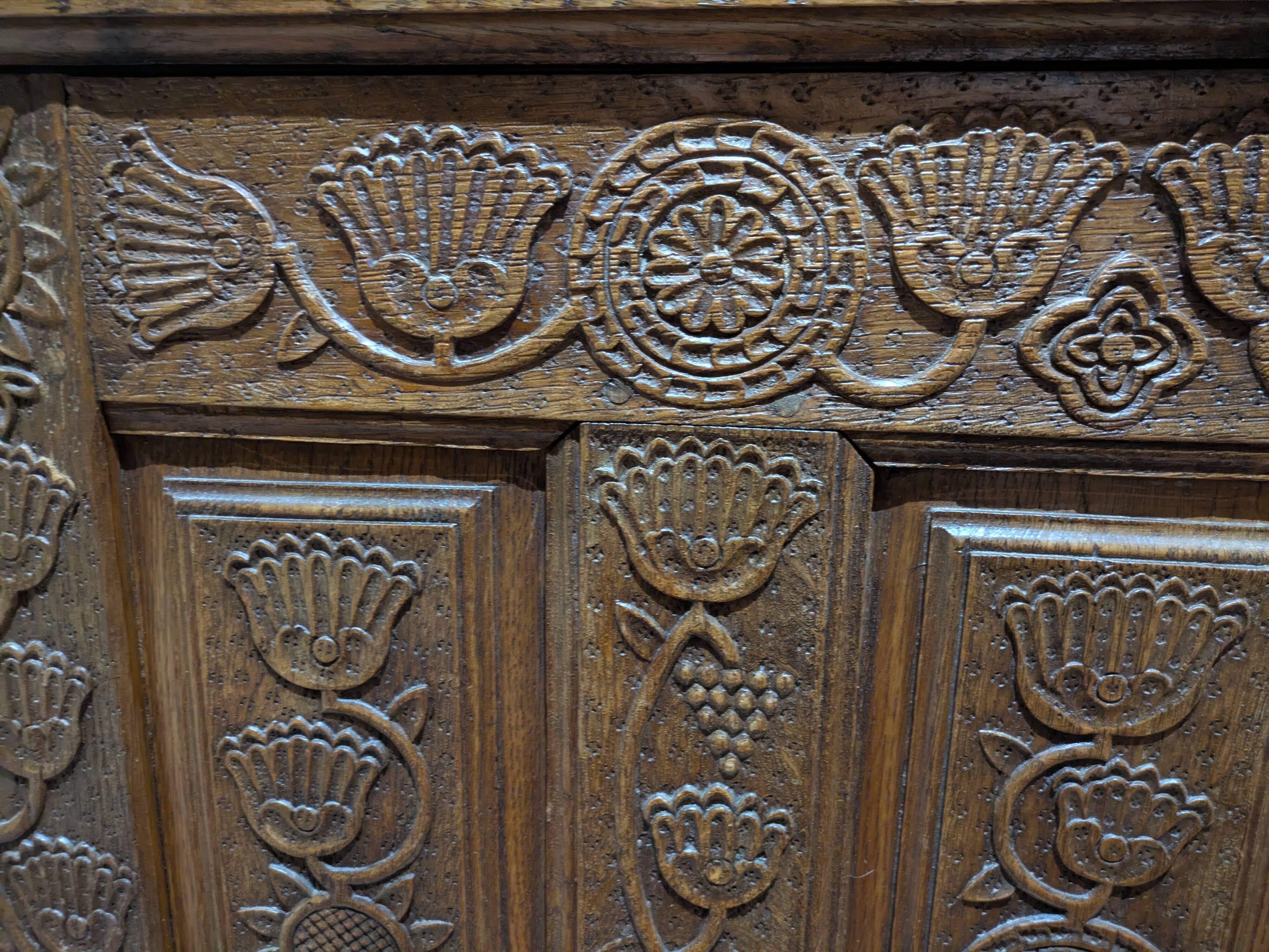 Jesuit-style chest dated 1790. Chiselled, in oak. H 71, W 123, D 60.