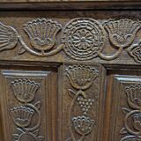 Jesuit-style chest dated 1790. Chiselled, in oak. H 71, W 123, D 60.