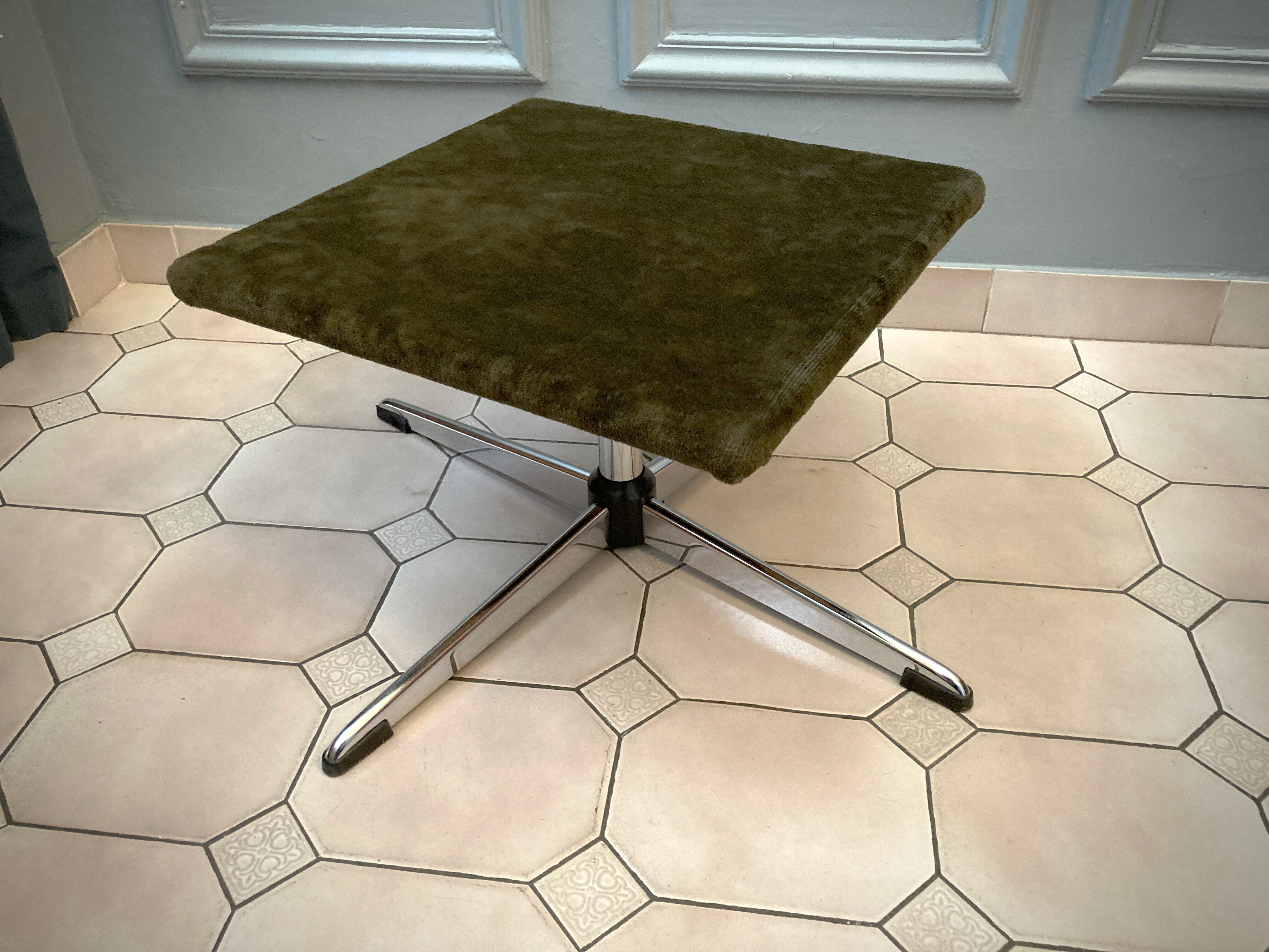 Ottoman vintage chrome and carpet