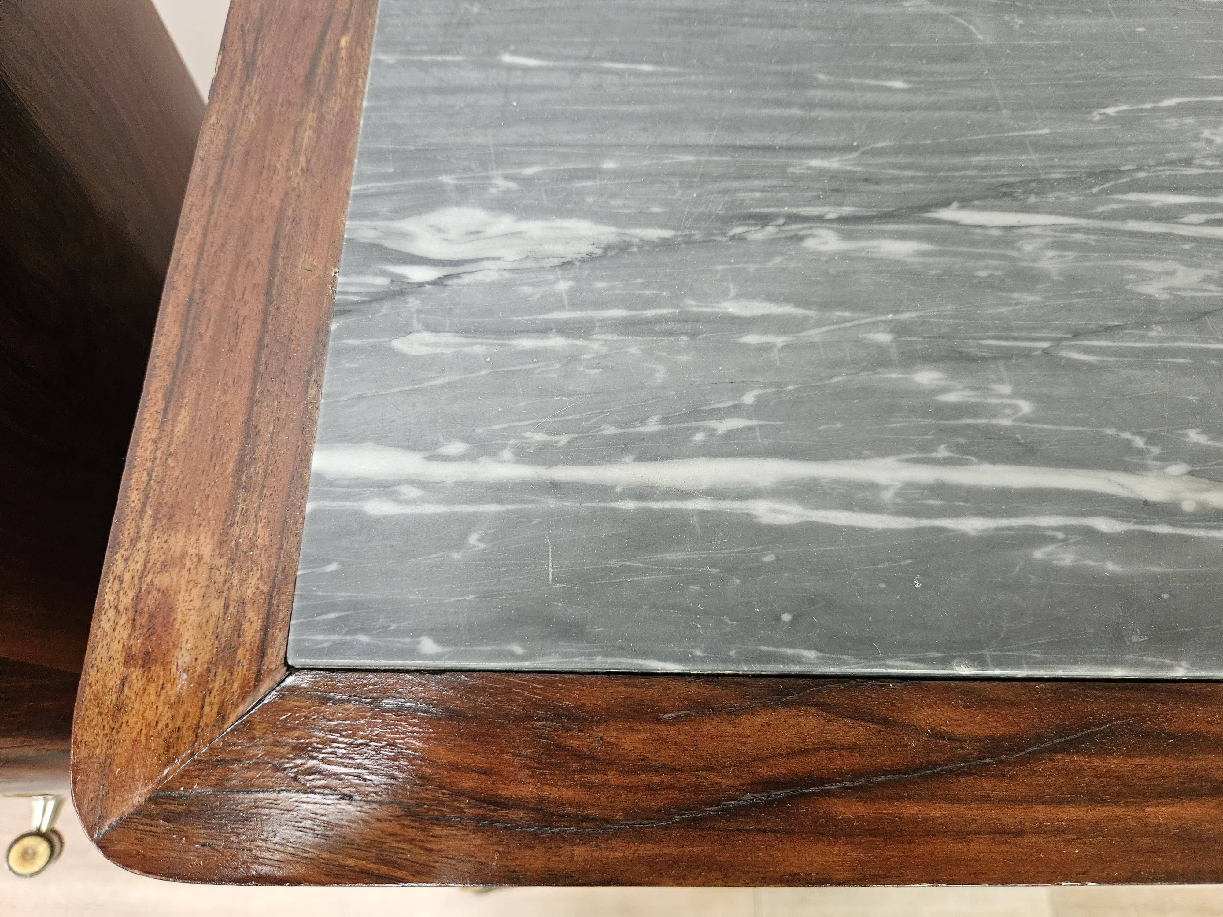Pair of 1930s Art Deco bedside tables in walnut burl with marble top