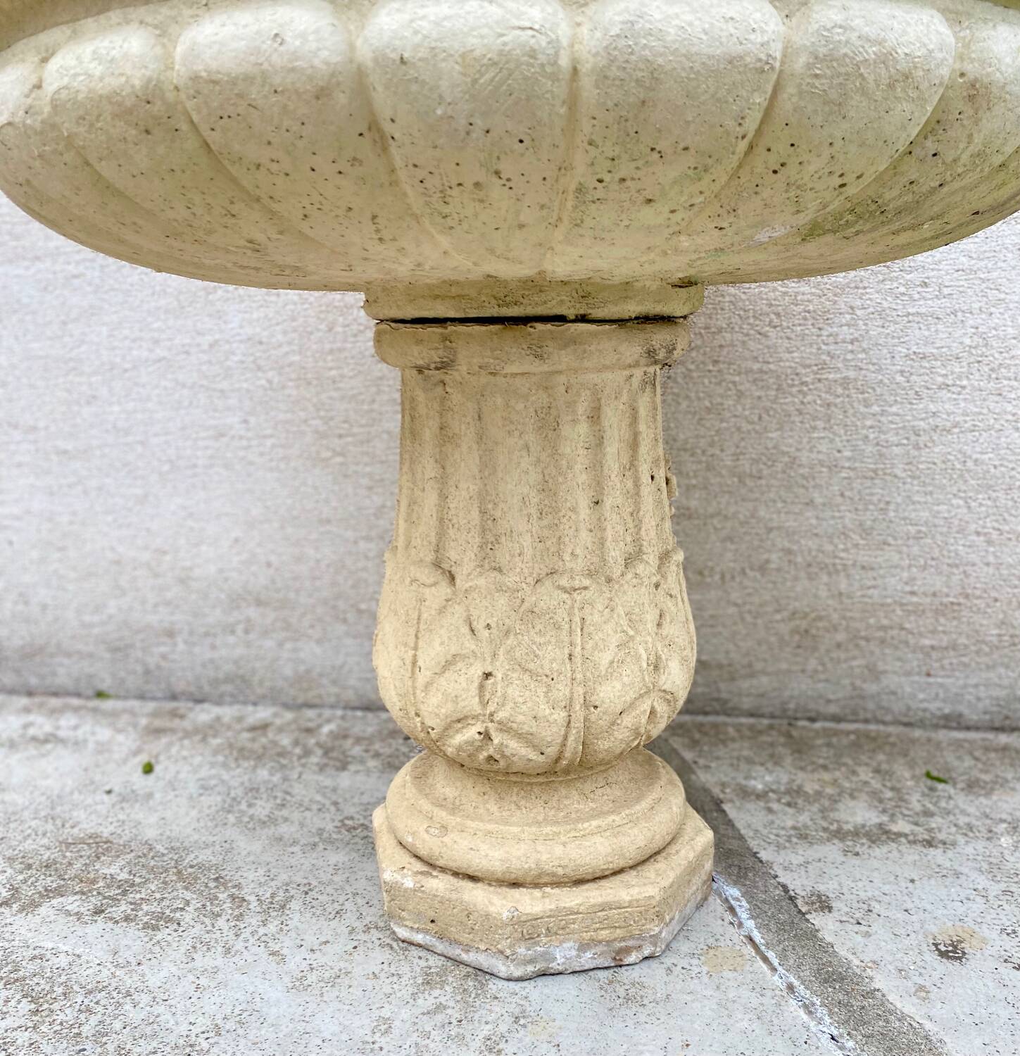 Fontaine de jardin ancienne en pierre avec statue enfant