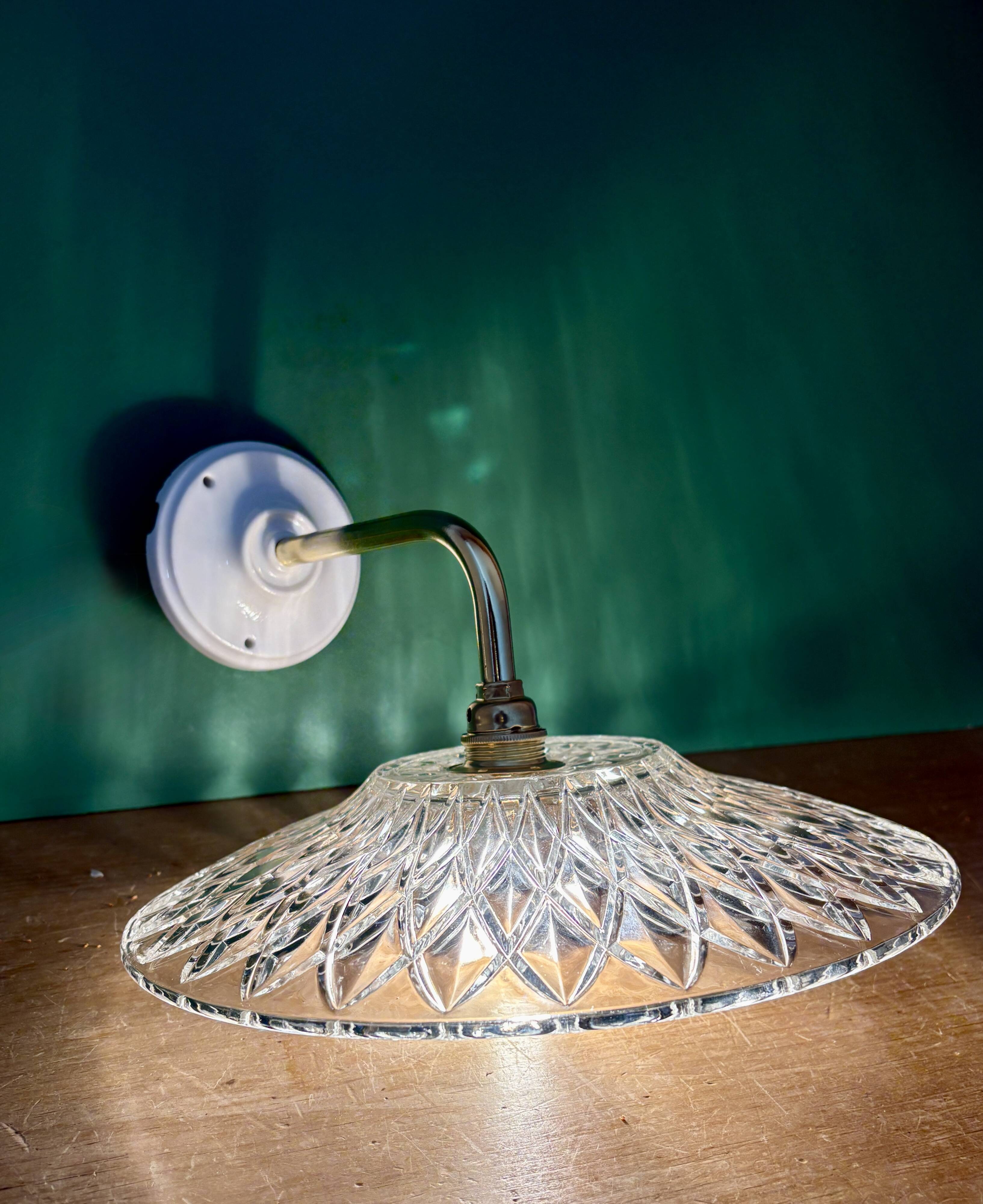 Coudé wall lamp with an old cut glass lampshade - tableware collection