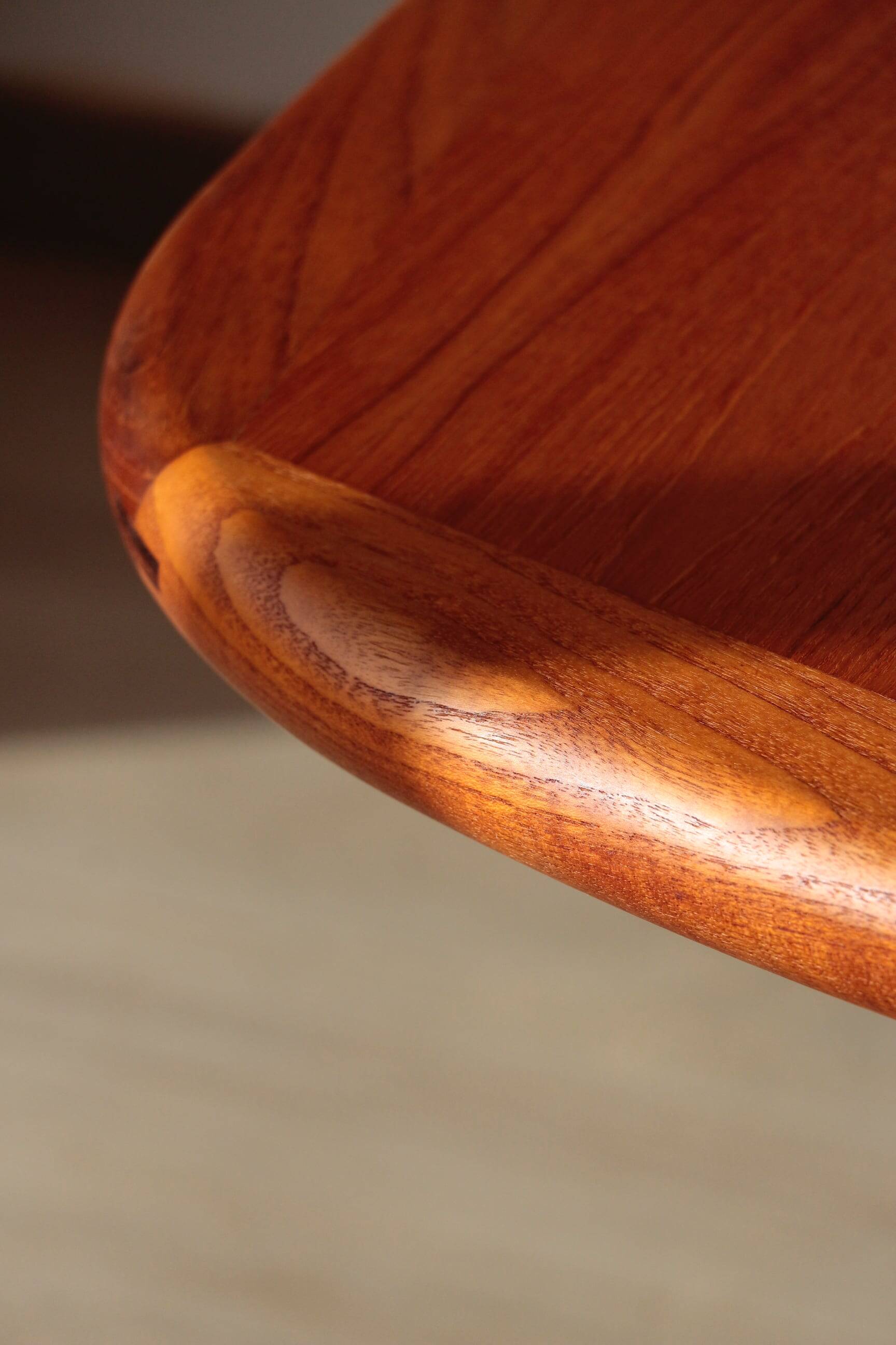 Vintage Dyrlund dining table in teak – the excellence of Danish design.