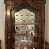 Vitrine en noyer massif sculpté