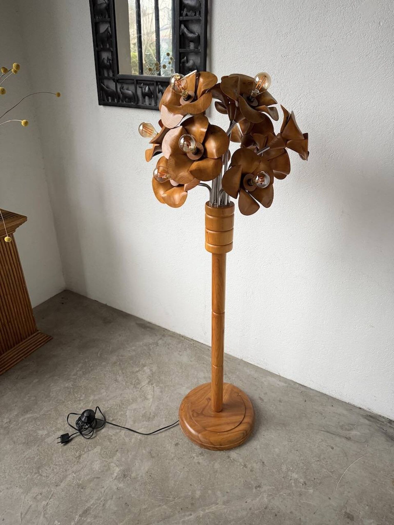 Lampadaire en orme motifs « fleurs », années 70