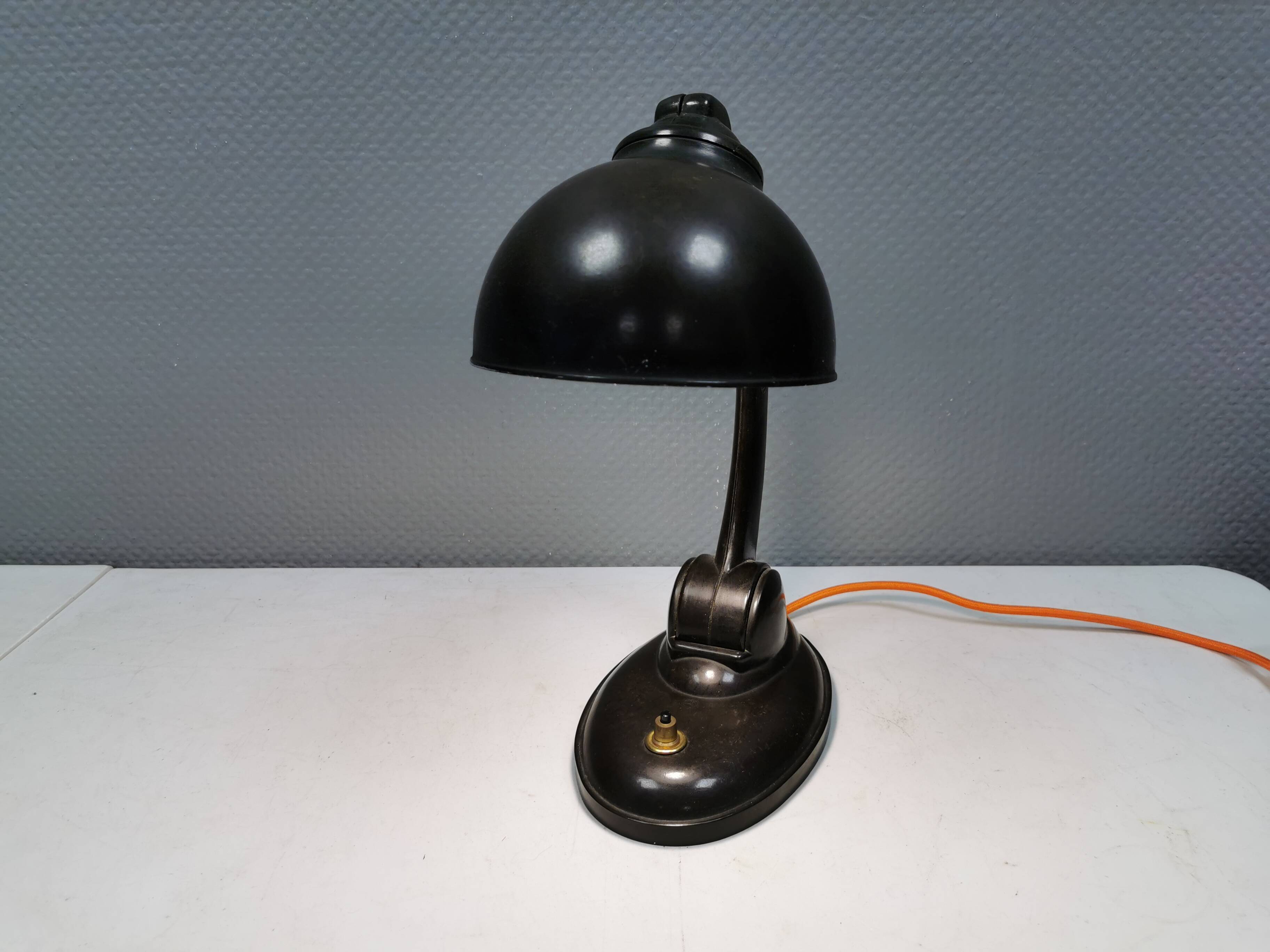 Lampe de table en bakélite type 11126 conçue par Eric Kirkman Cole dans les années 1930