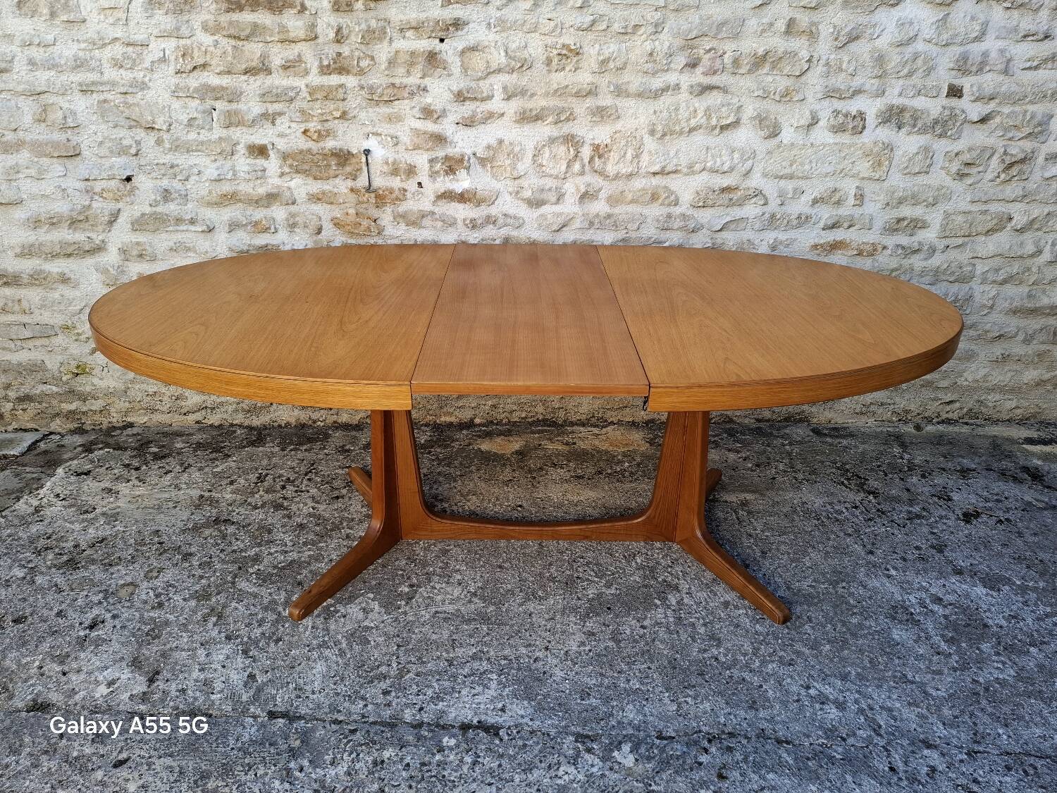 Baumann oval table