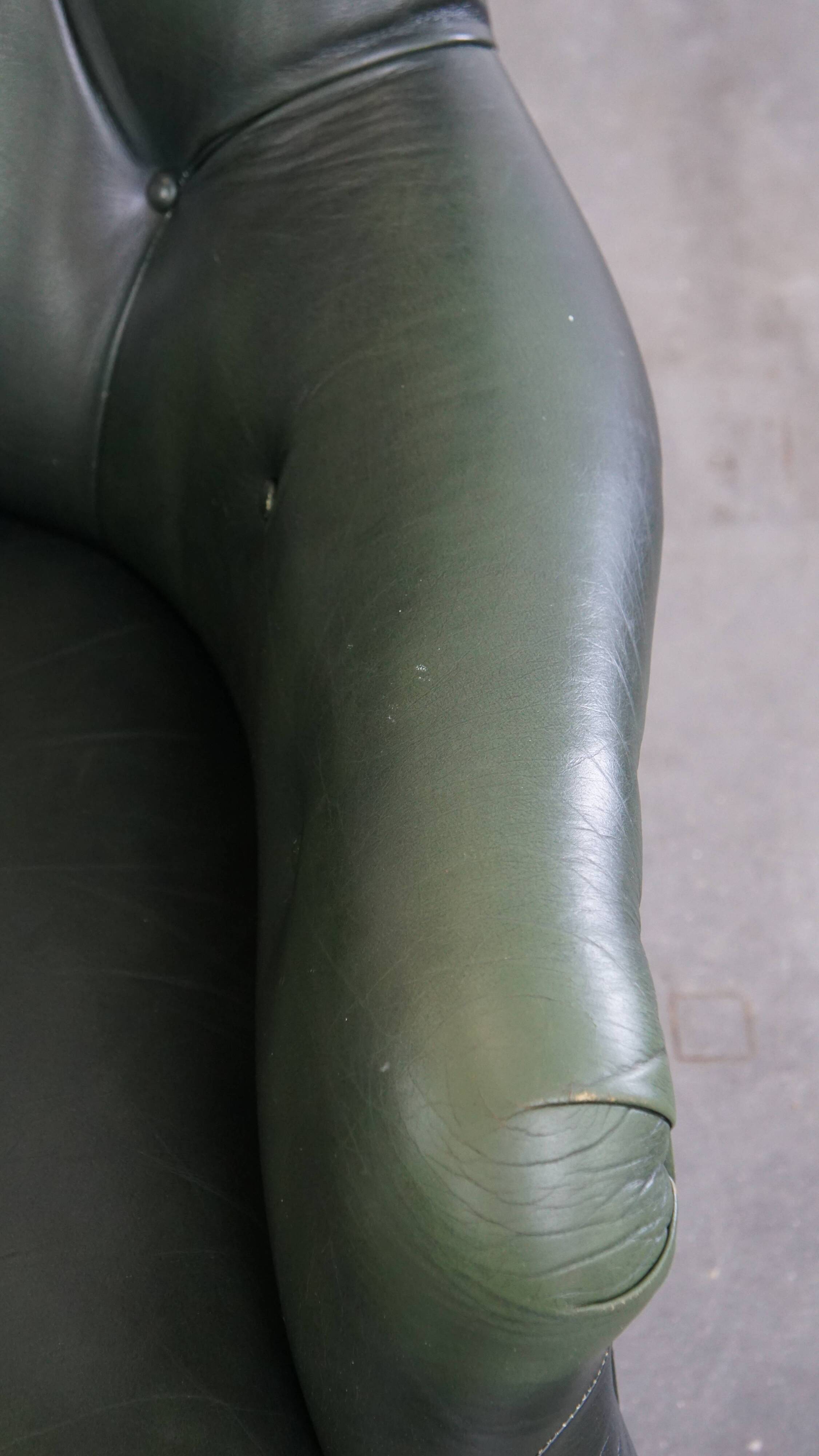 Fauteuil Chesterfield en cuir de vachette vert de style anglais