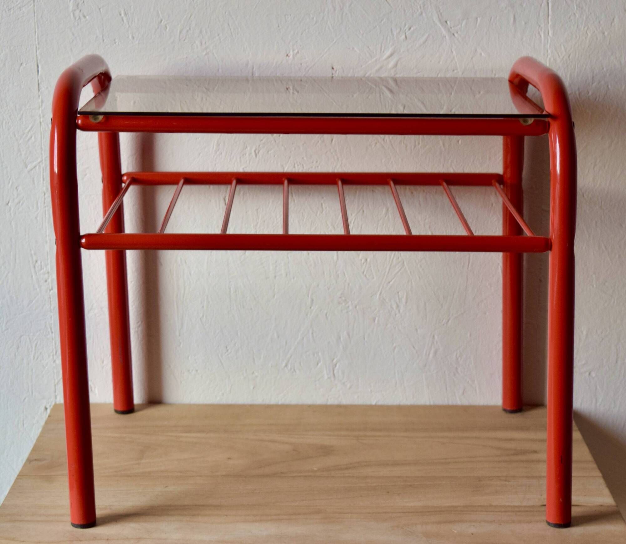 Vintage side table in red tubular steel - smoked glass window - 1980s