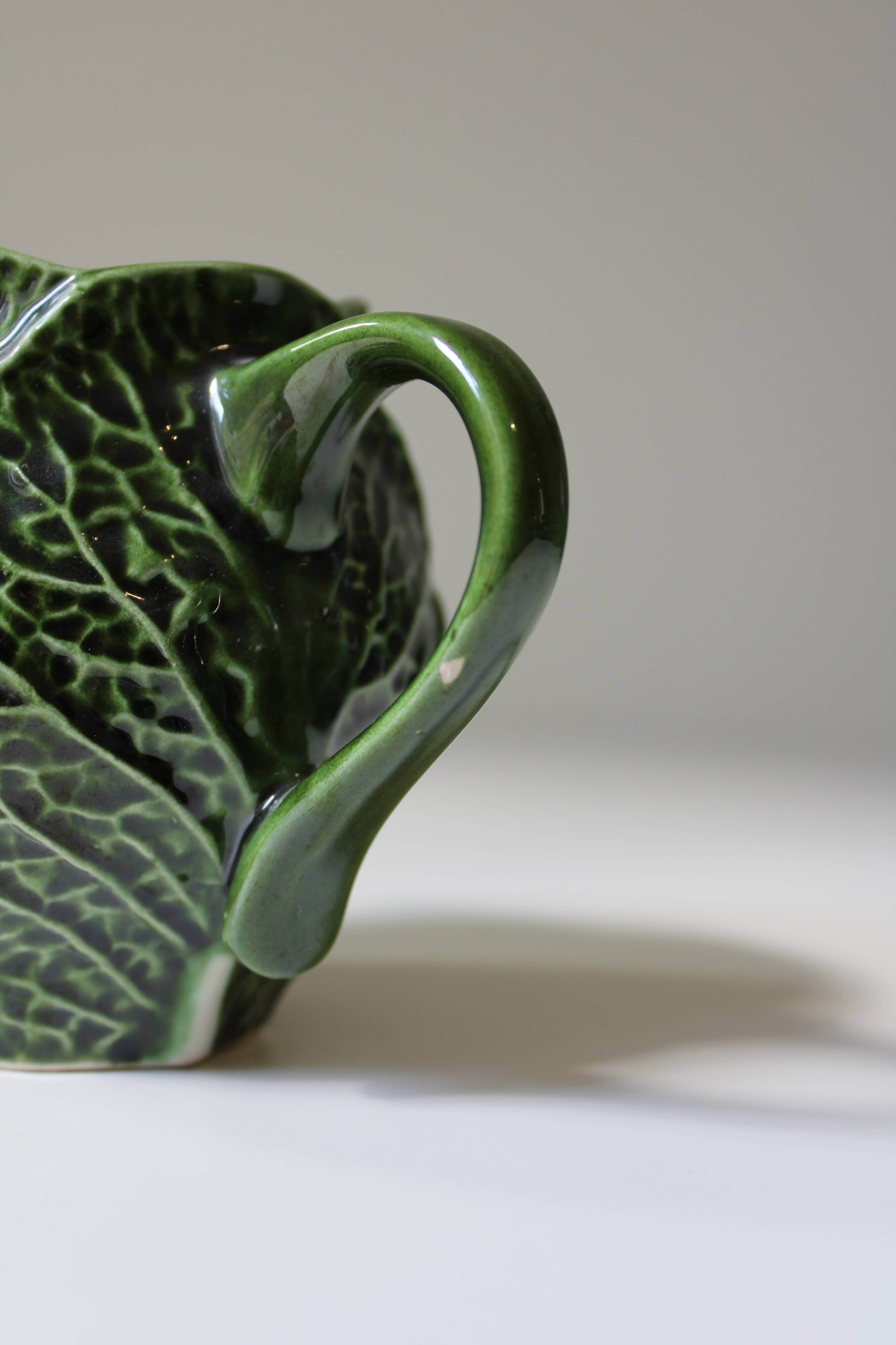 Service of cabbage cups barbotine Caldas da Rainha, Portugal