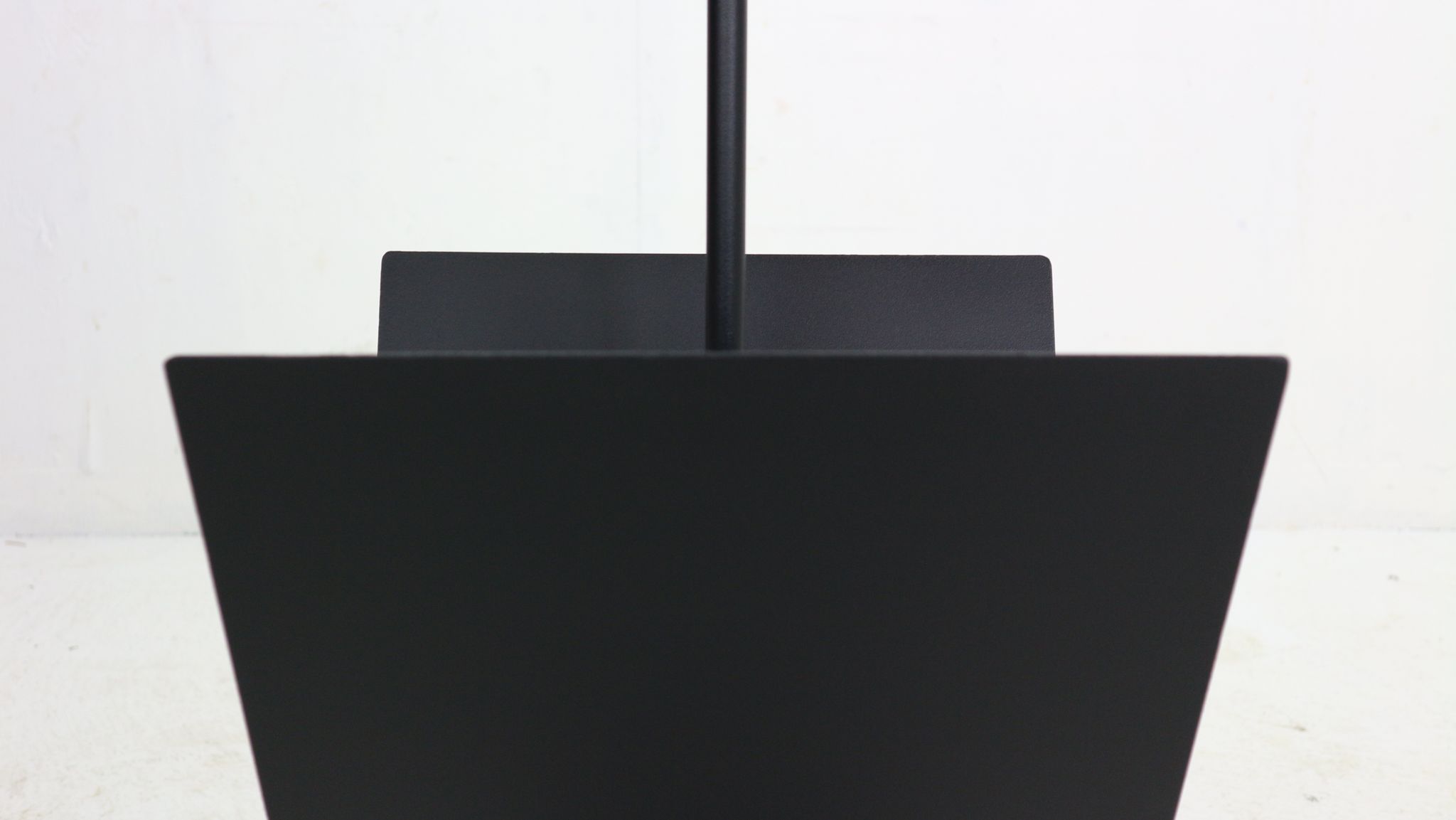Porada Arredi Black Metal Minimalistic Magazinine Rack, 1980's, Italy