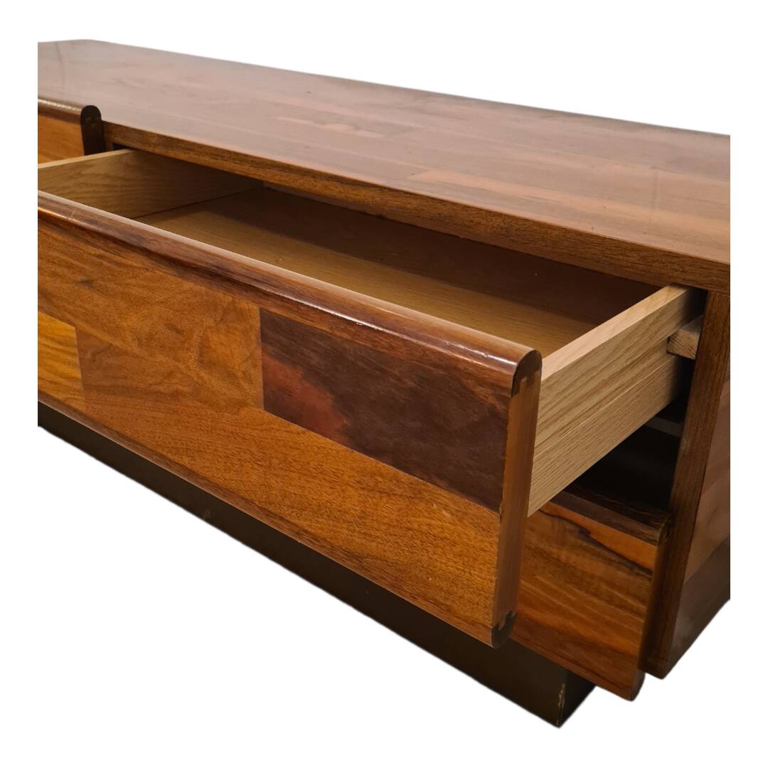 Low enfilade inspired by Jorge Zalszupin.