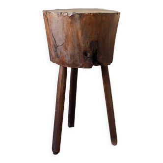 Artisanal wooden tripod log
