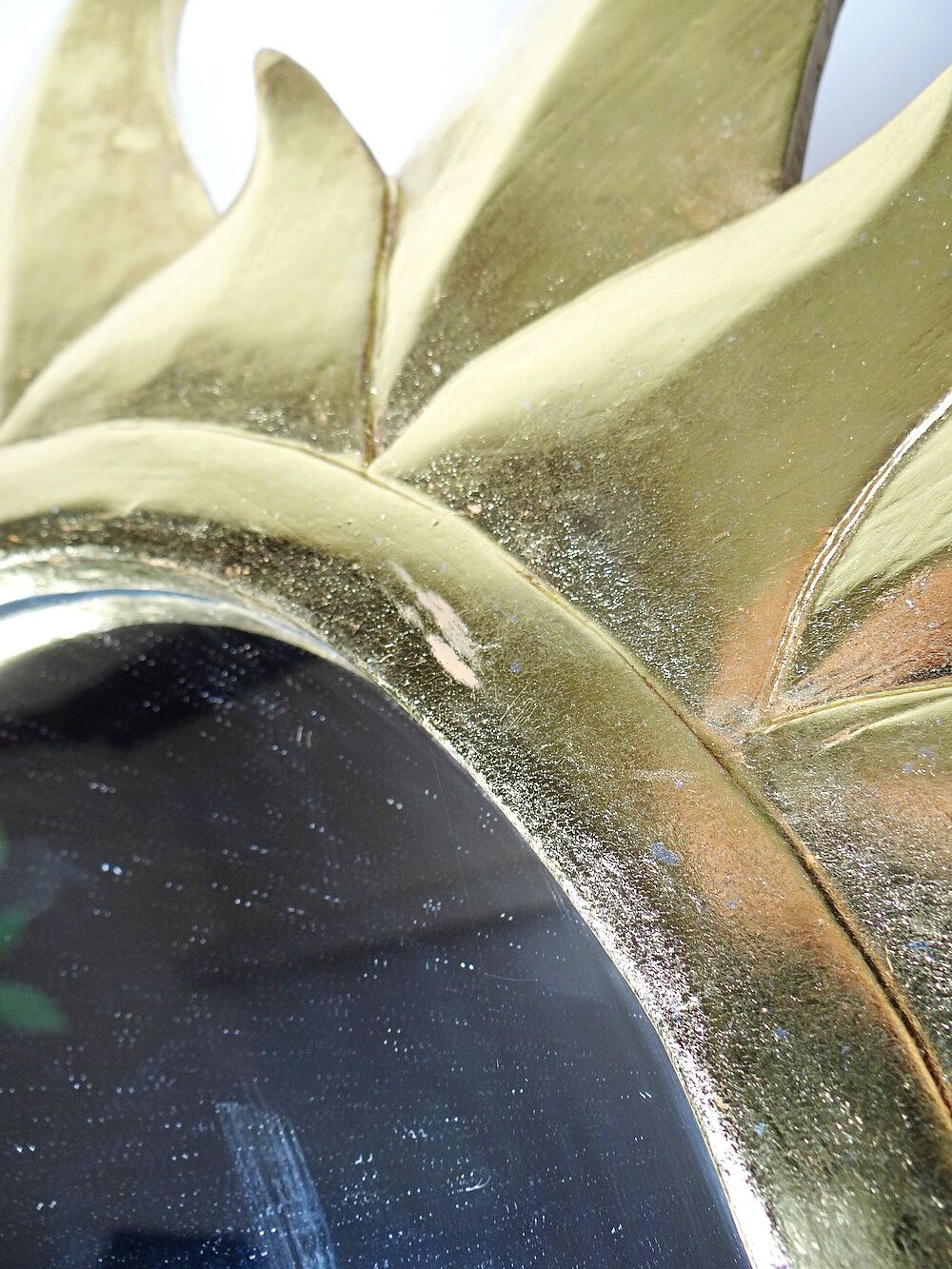 Large handcrafted sun mirror in wood and gilded stucco with gold leaf from the 1970s-80s.