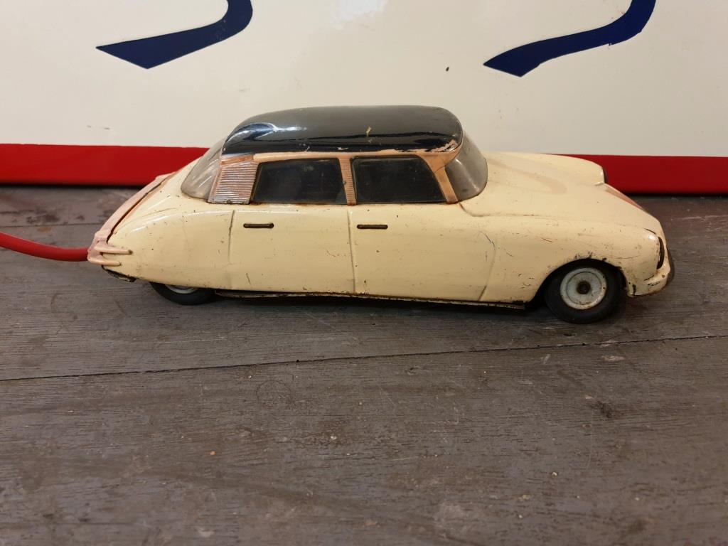 Car Citroën DS 19 remote-guided