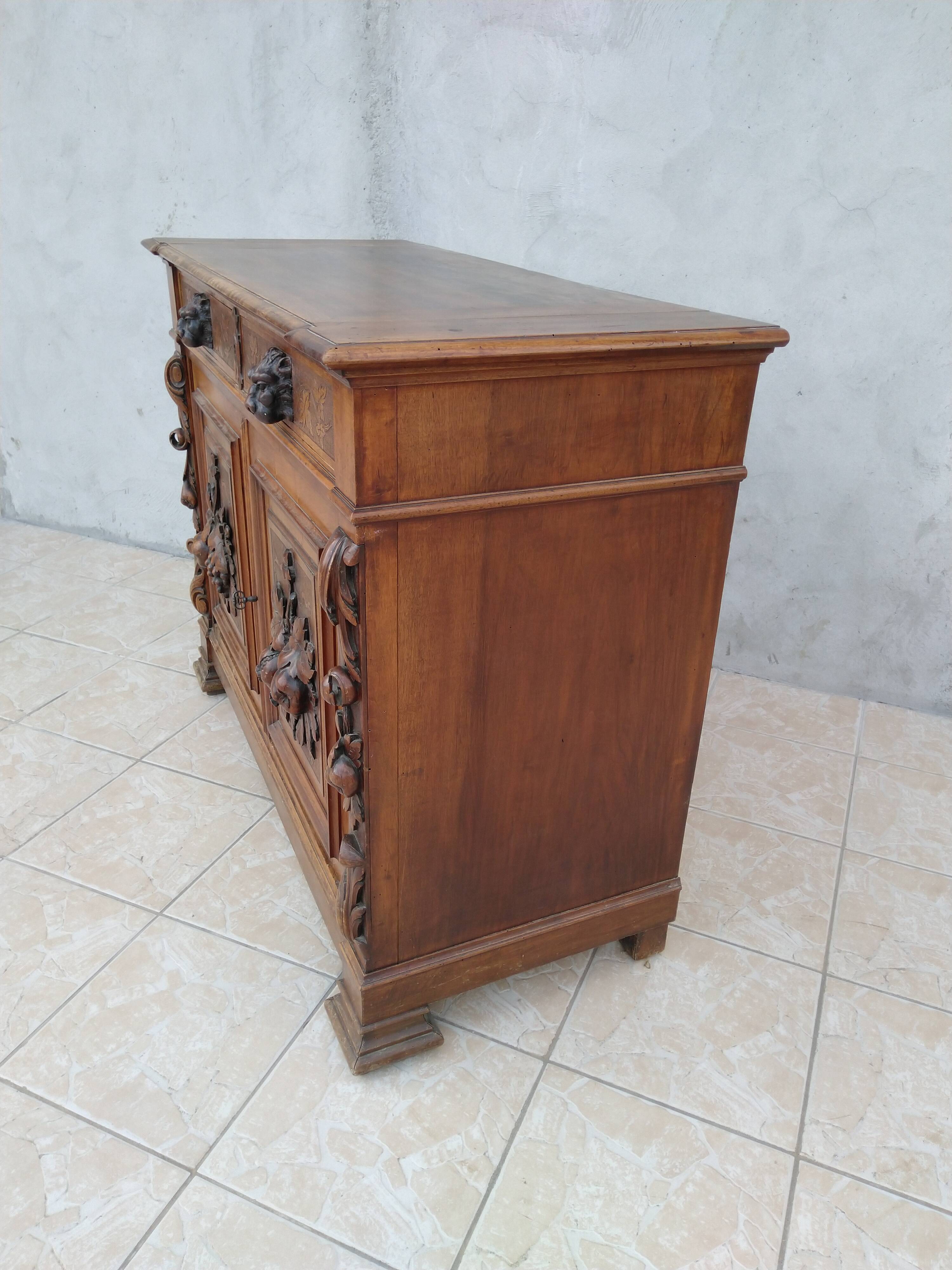 Low Renaissance style buffet in 19th century walnut