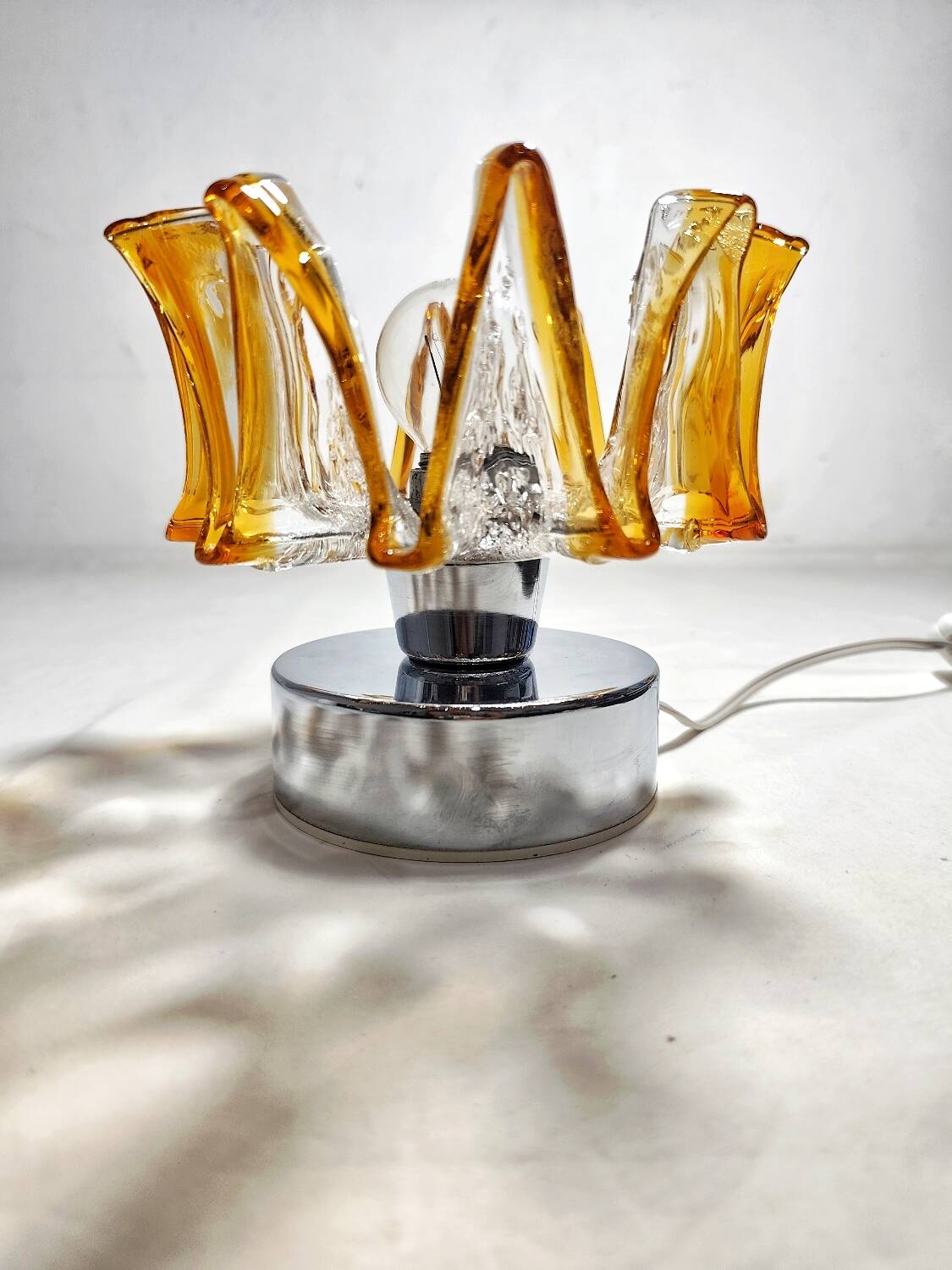 Lámpara de mesa de cristal. Italia, 1970s.