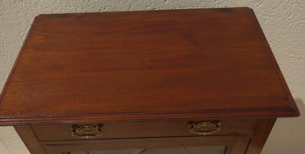 Mahogany veneer display case, opening with a door and a drawer, Louis XVI style - Very good condition