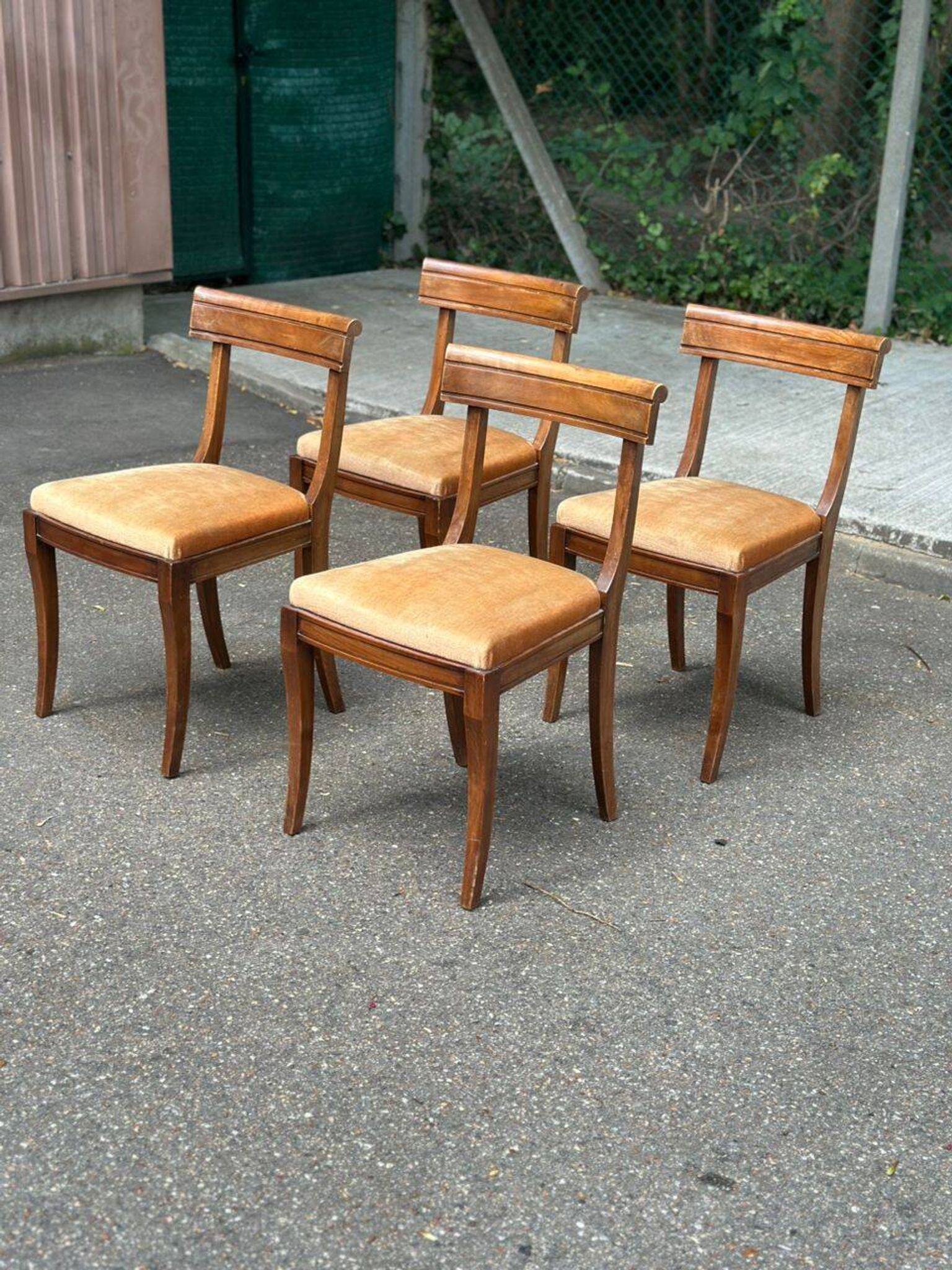 4 dining chairs from the 19th century in velvet and solid wood.