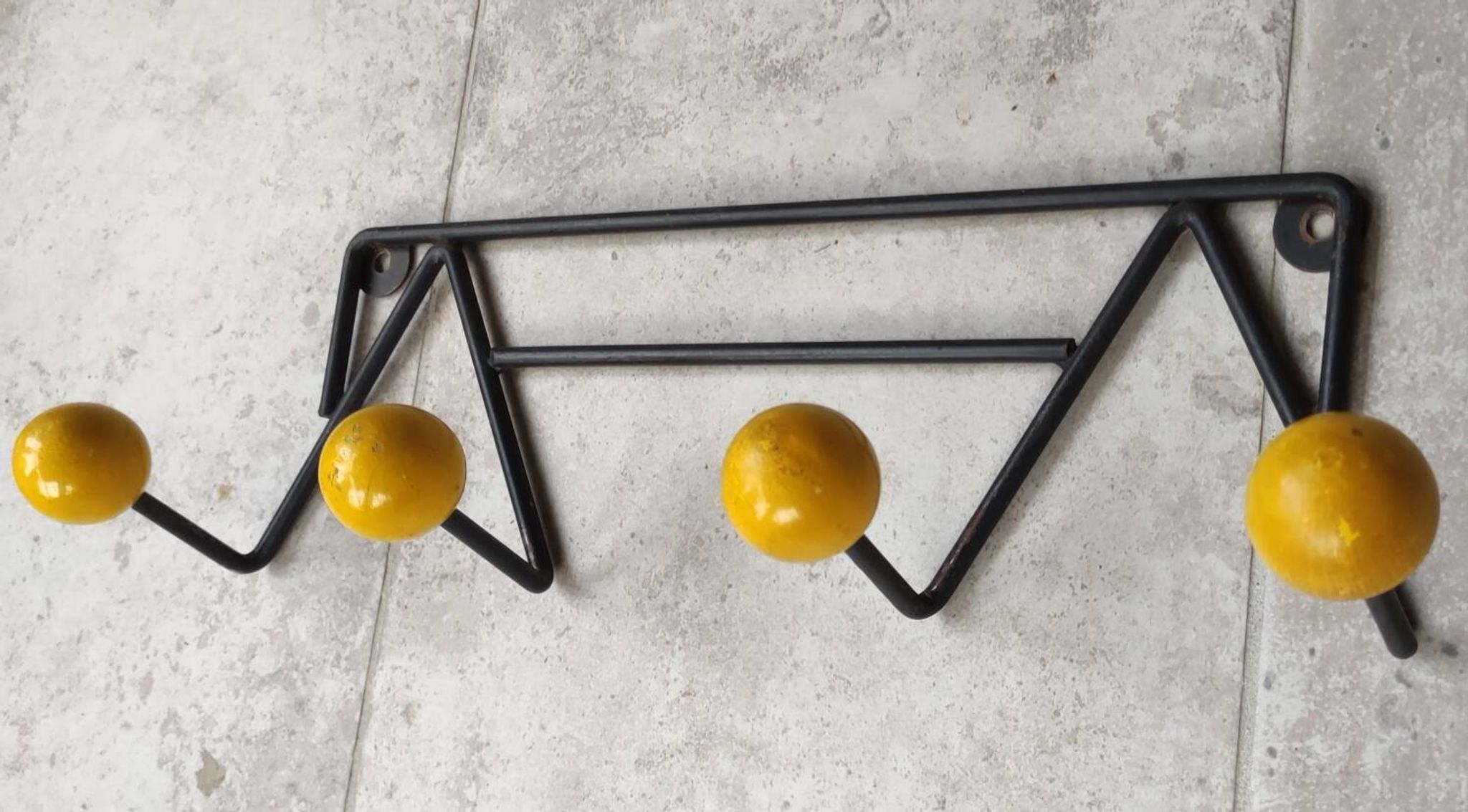 Deux porte manteaux boules vintage métal et bois