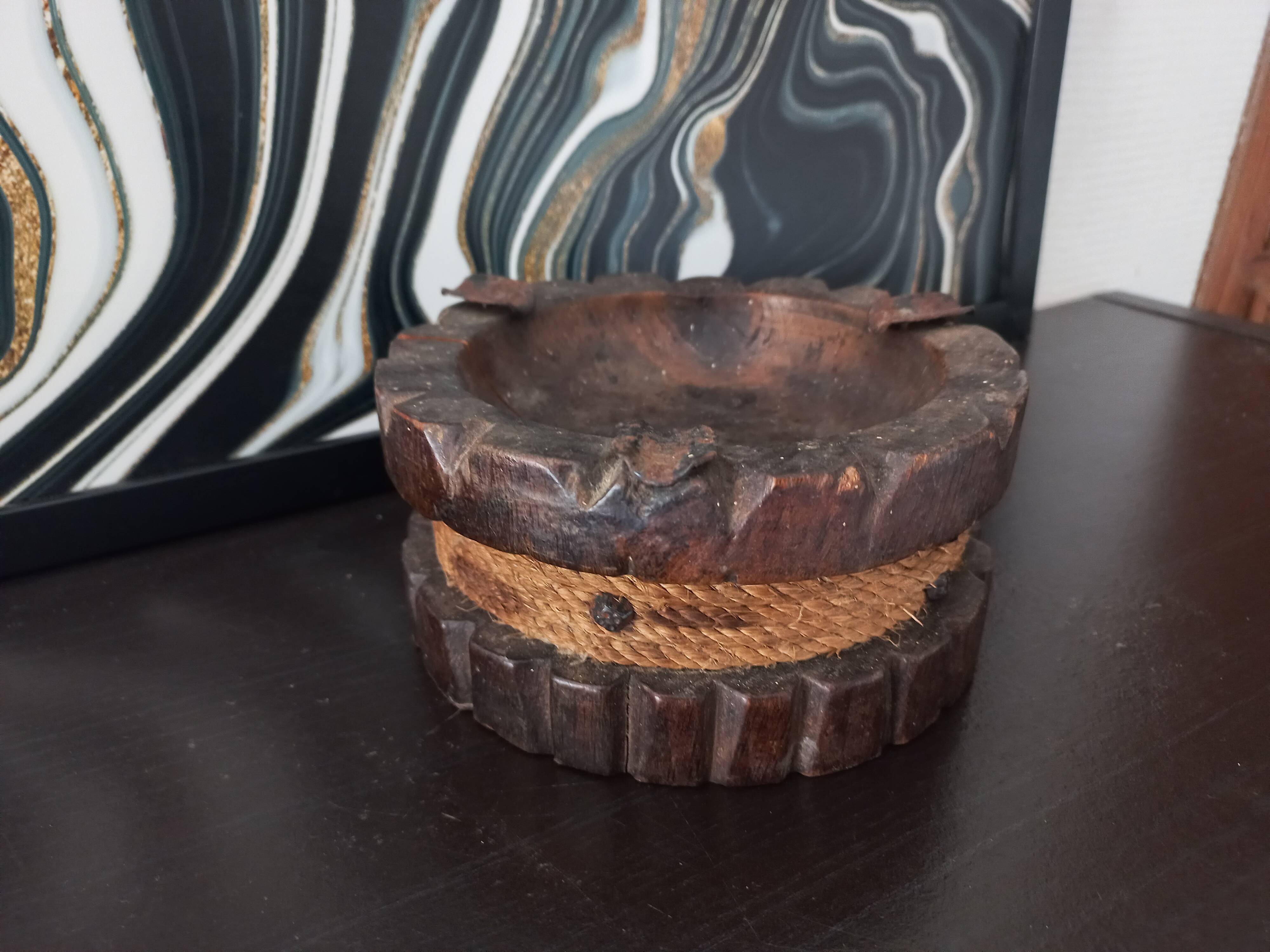 Cendrier rustique ancien en bois sculpté