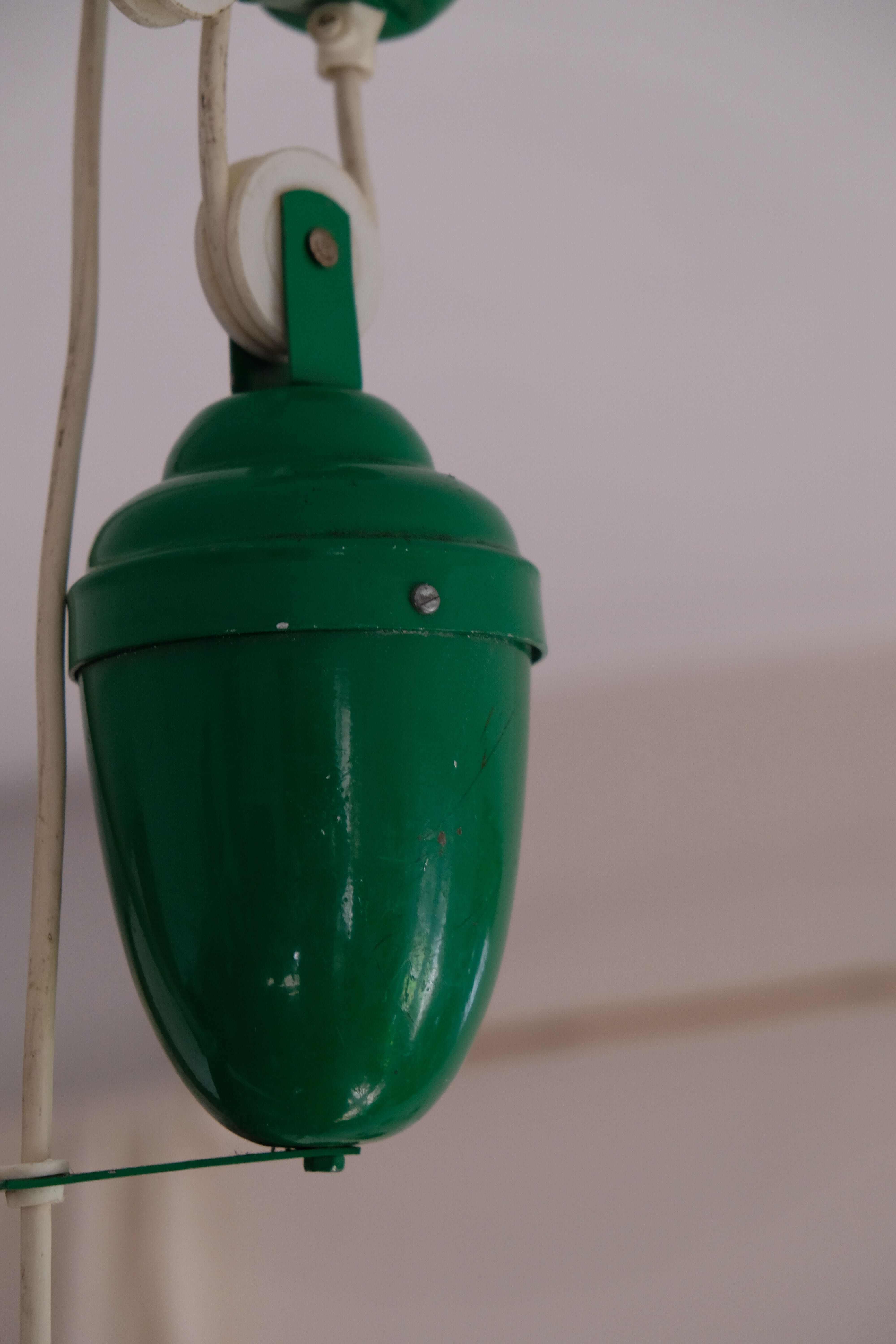 Industrial hanging in green metal with pulley