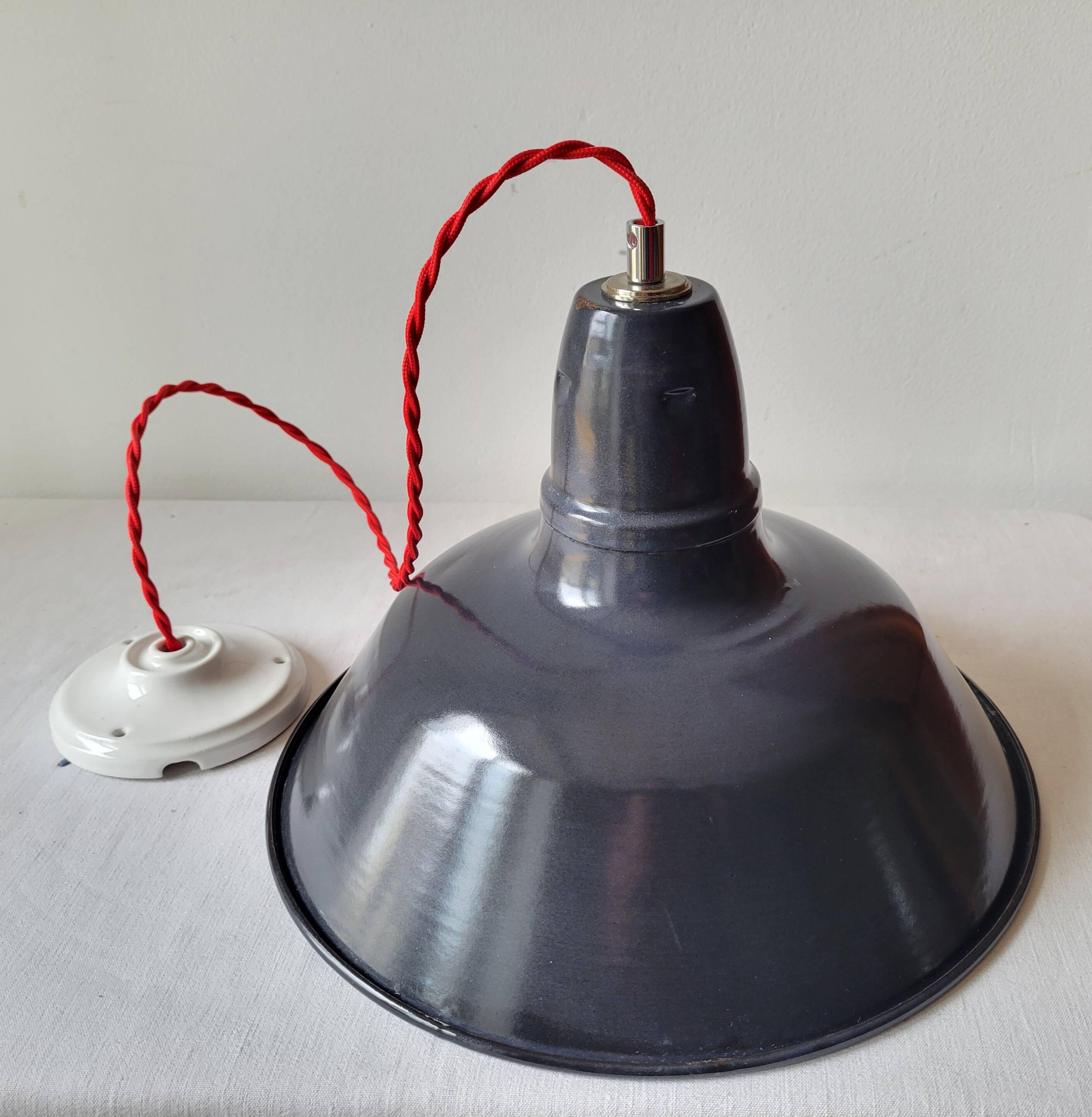 Suspension en tôle émaillée