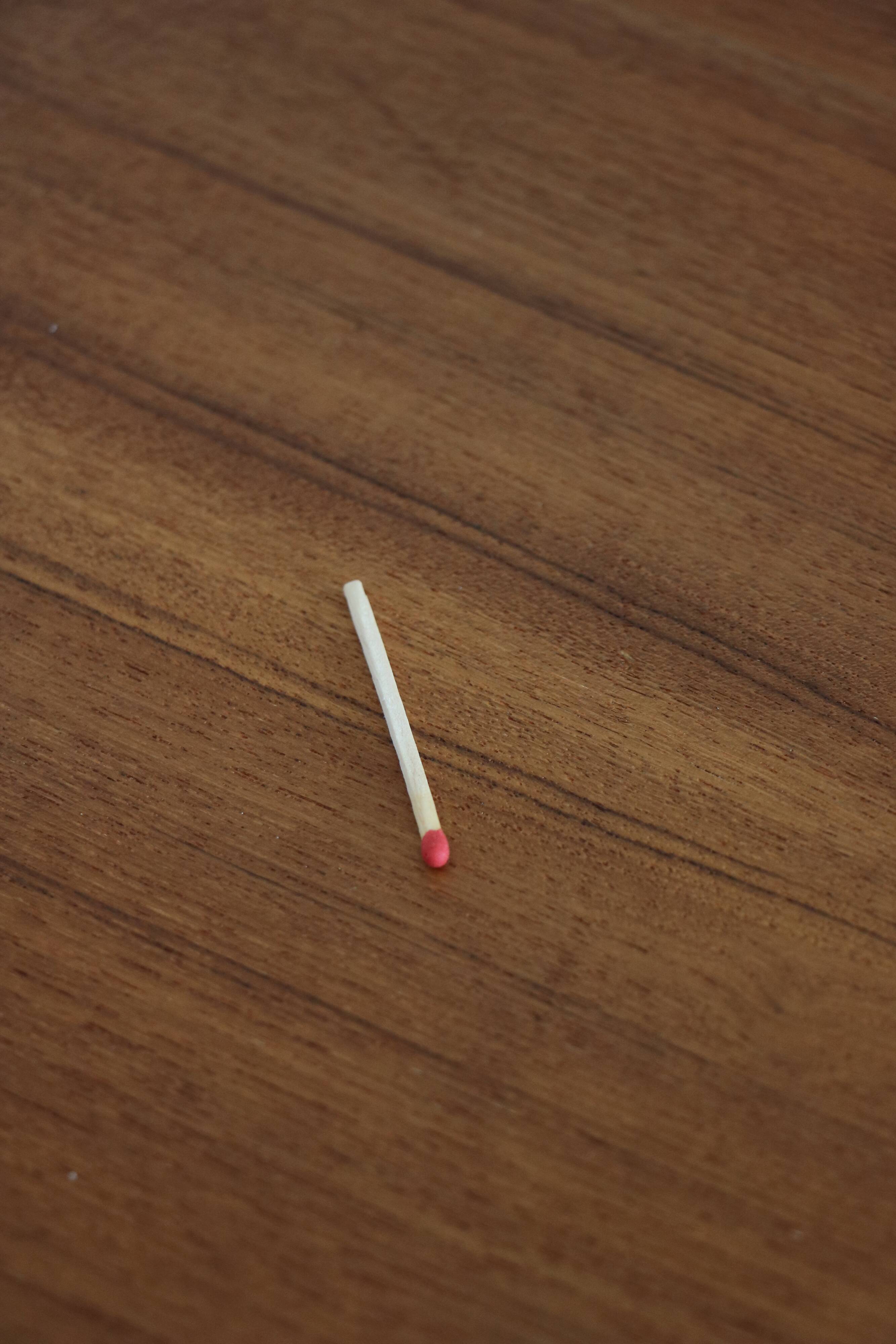 Extendable round table with butterfly extension system