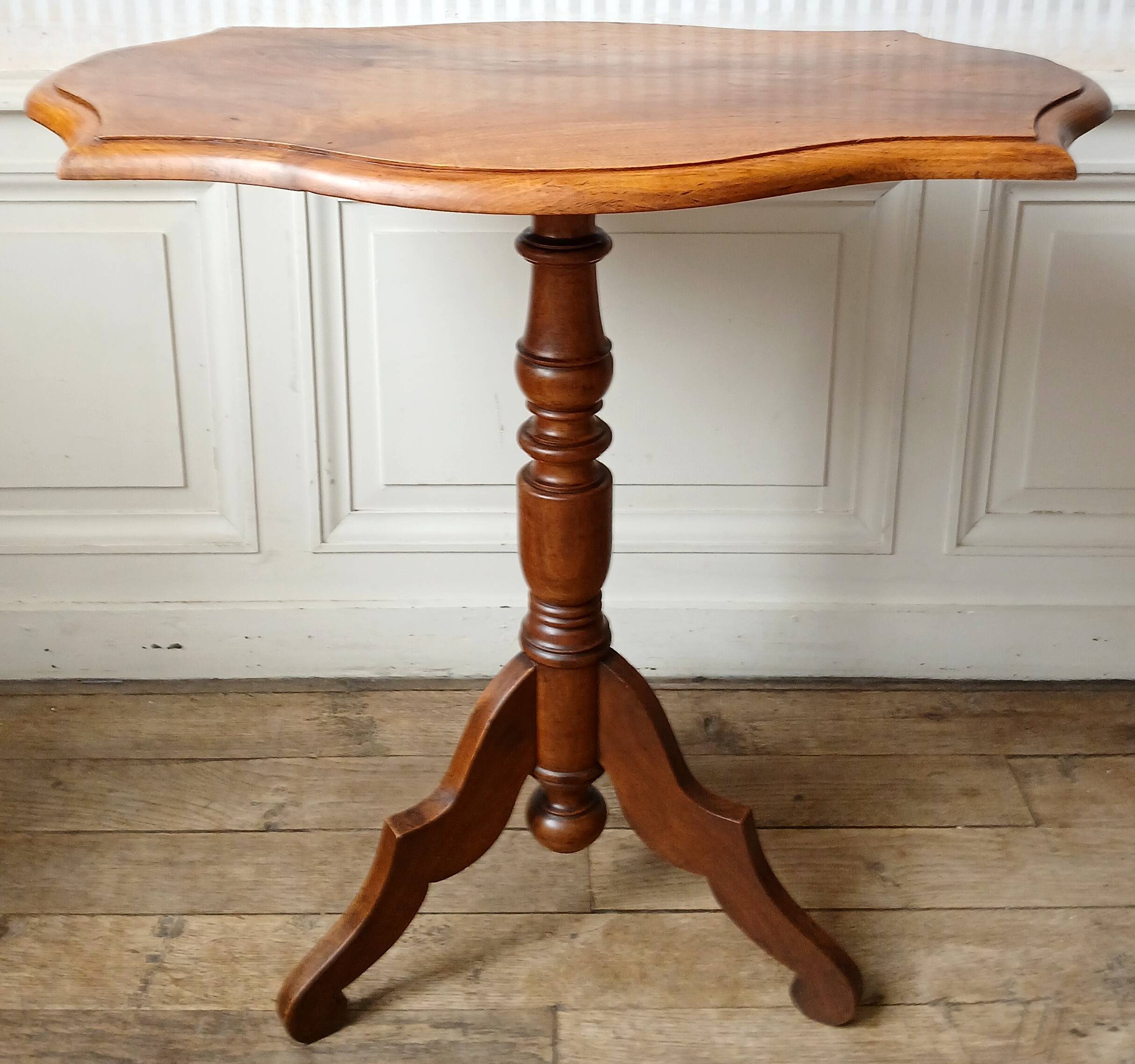 "Violin" tripod console table in blond walnut