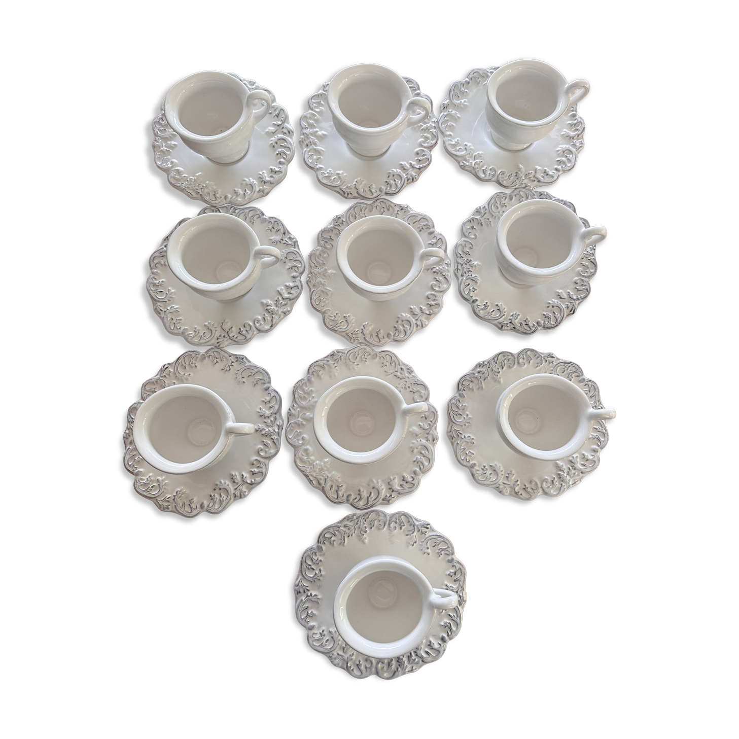 9 tasses à café avec leur soucoupe
