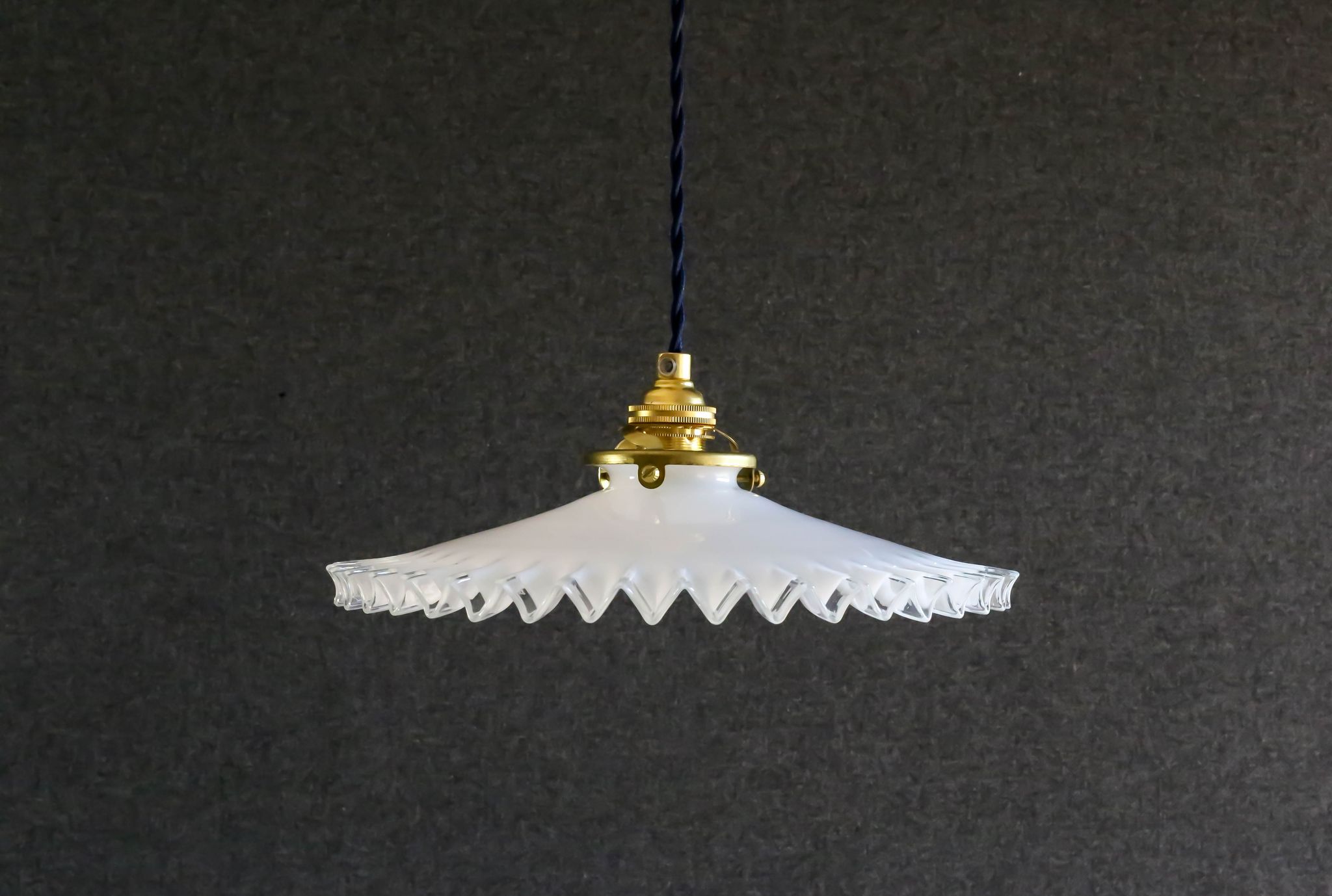 Suspension in white opaline crenellated edges with new cable and new brass socket
