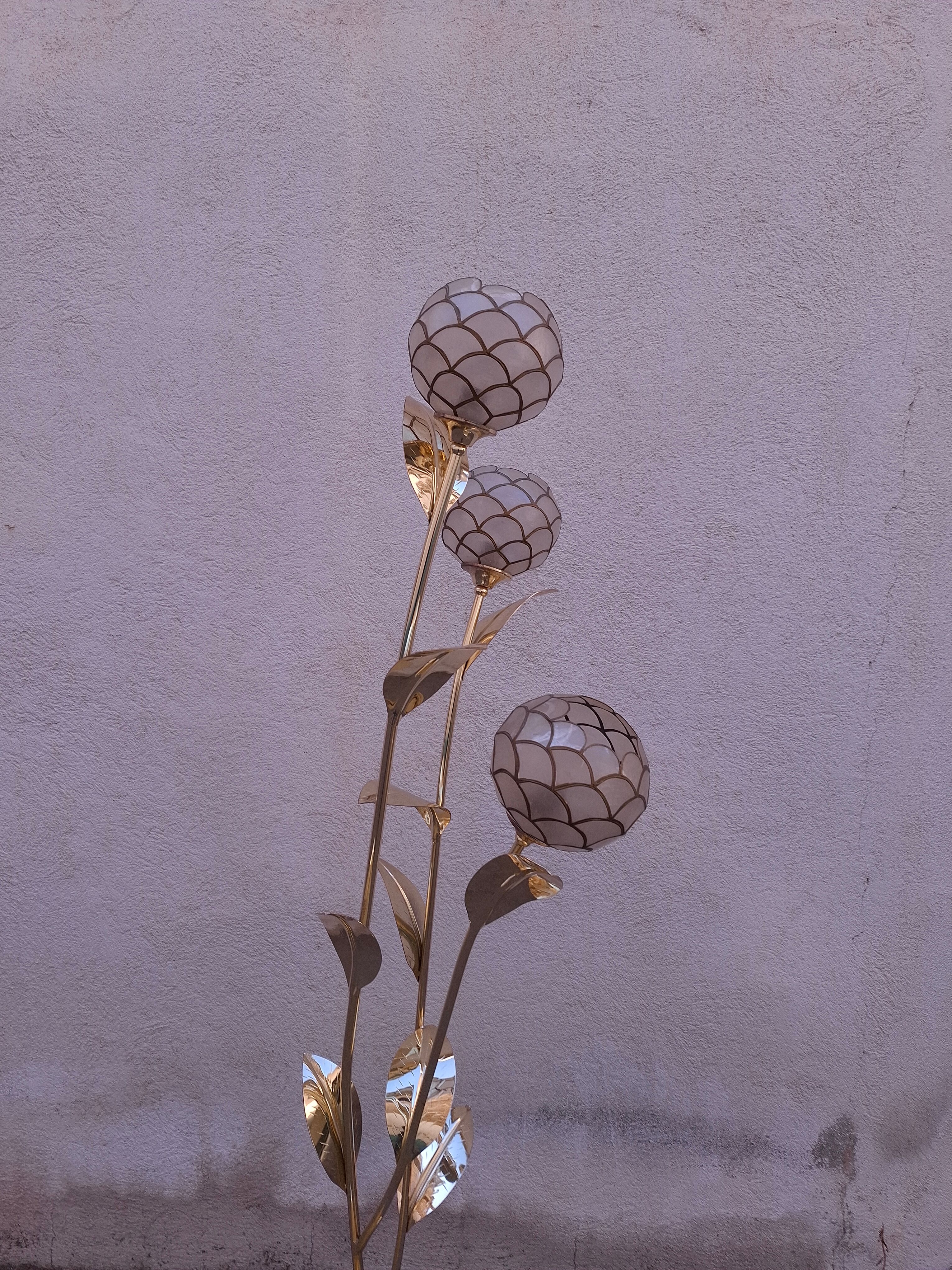 Floral floor lamp in pearlescent Capiz, 1970s.