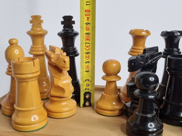 Jeu d’échecs Staunton en bois laqué – Roi 10 cm – El Corte Inglés