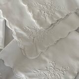Round embroidered tablecloth with 6 napkins.