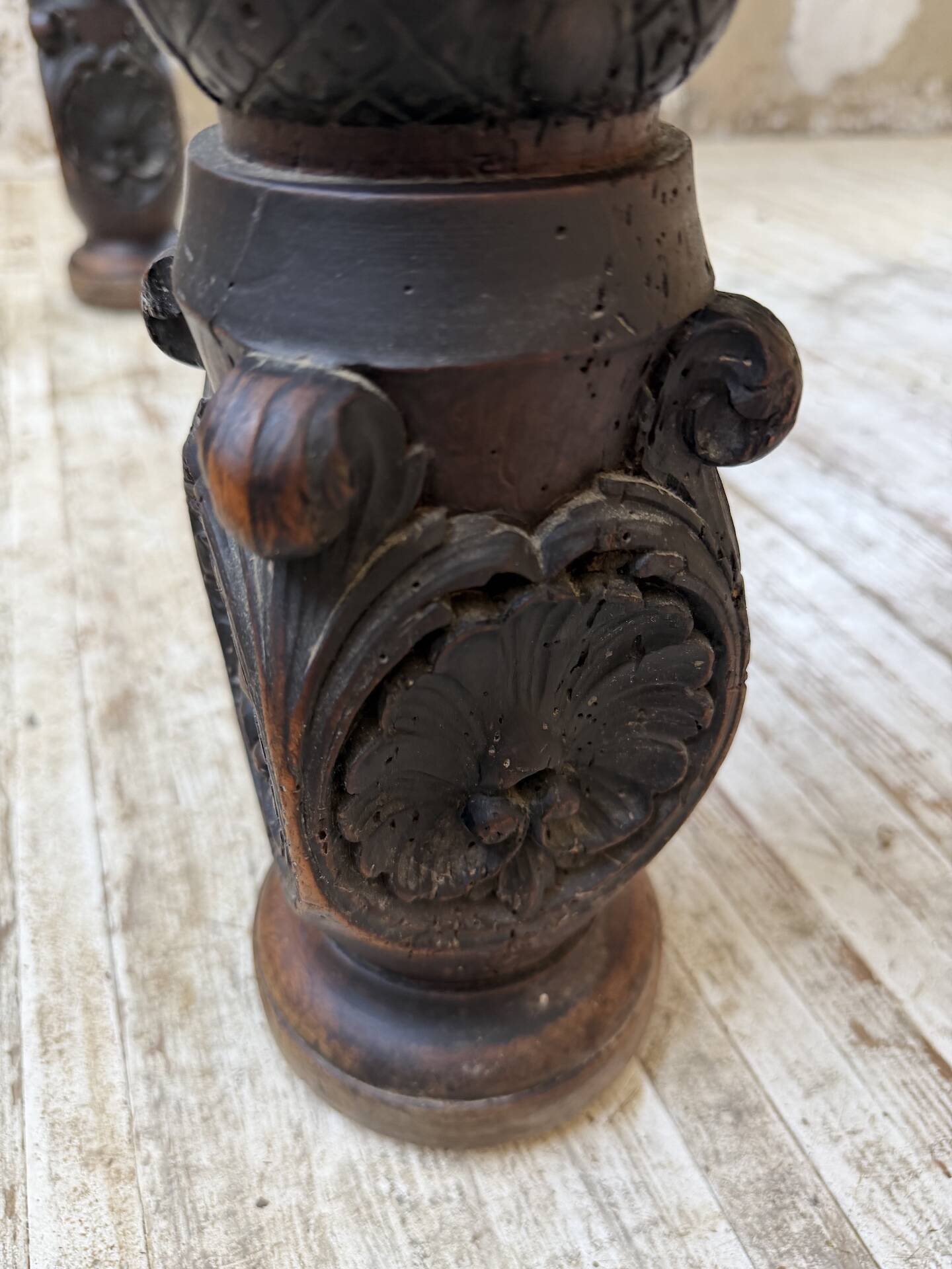 19th-century castle table, carved solid oak, 190cm.