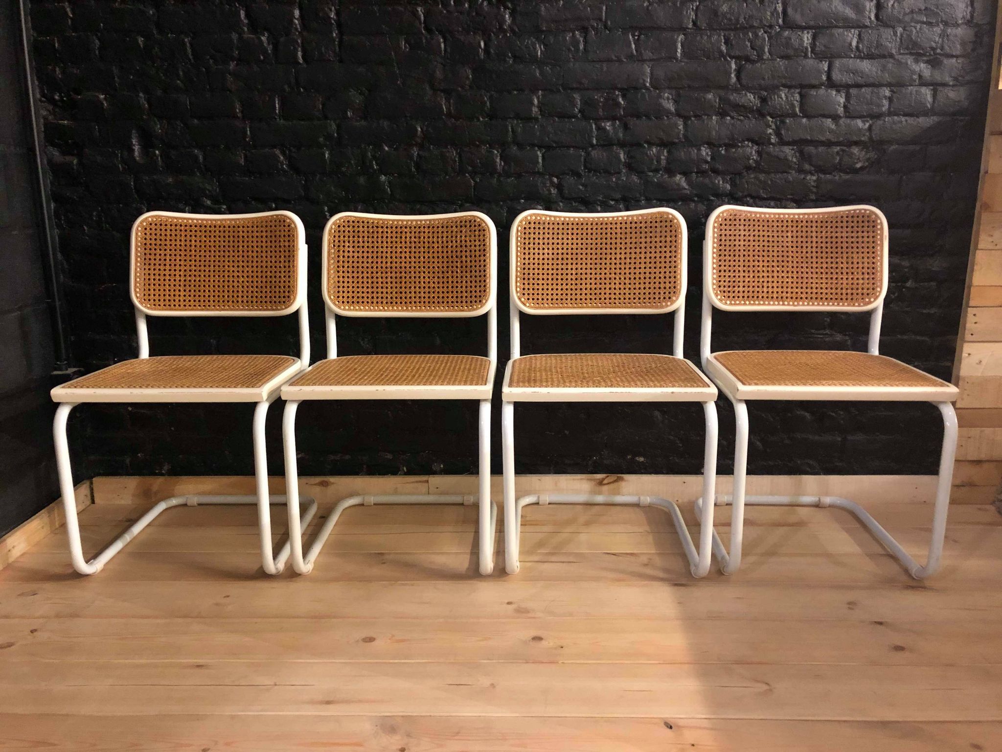 Suite de 4 chaises design par Marcel Breur modèle B32 Cesca