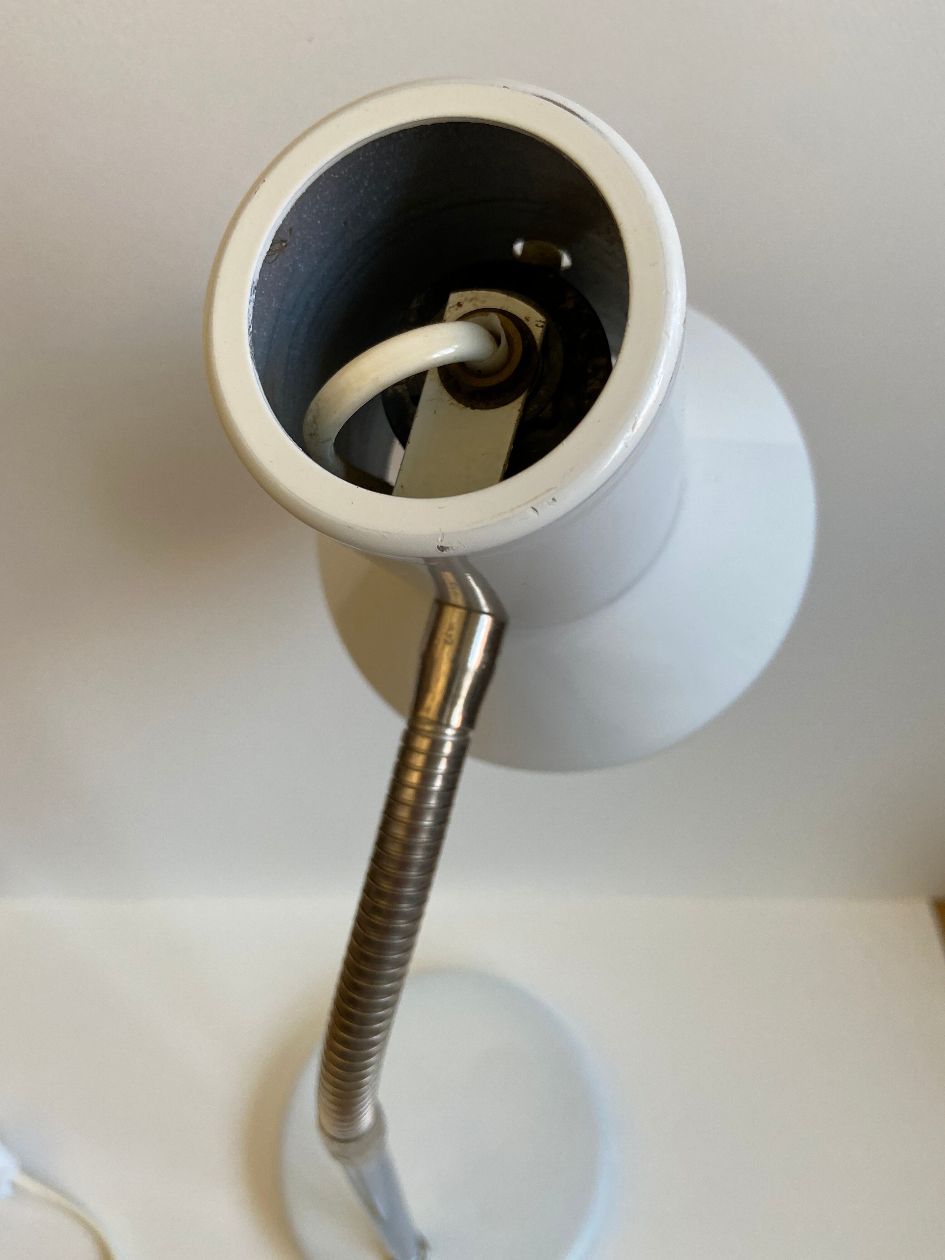 Lampe de bureau en métal blanc