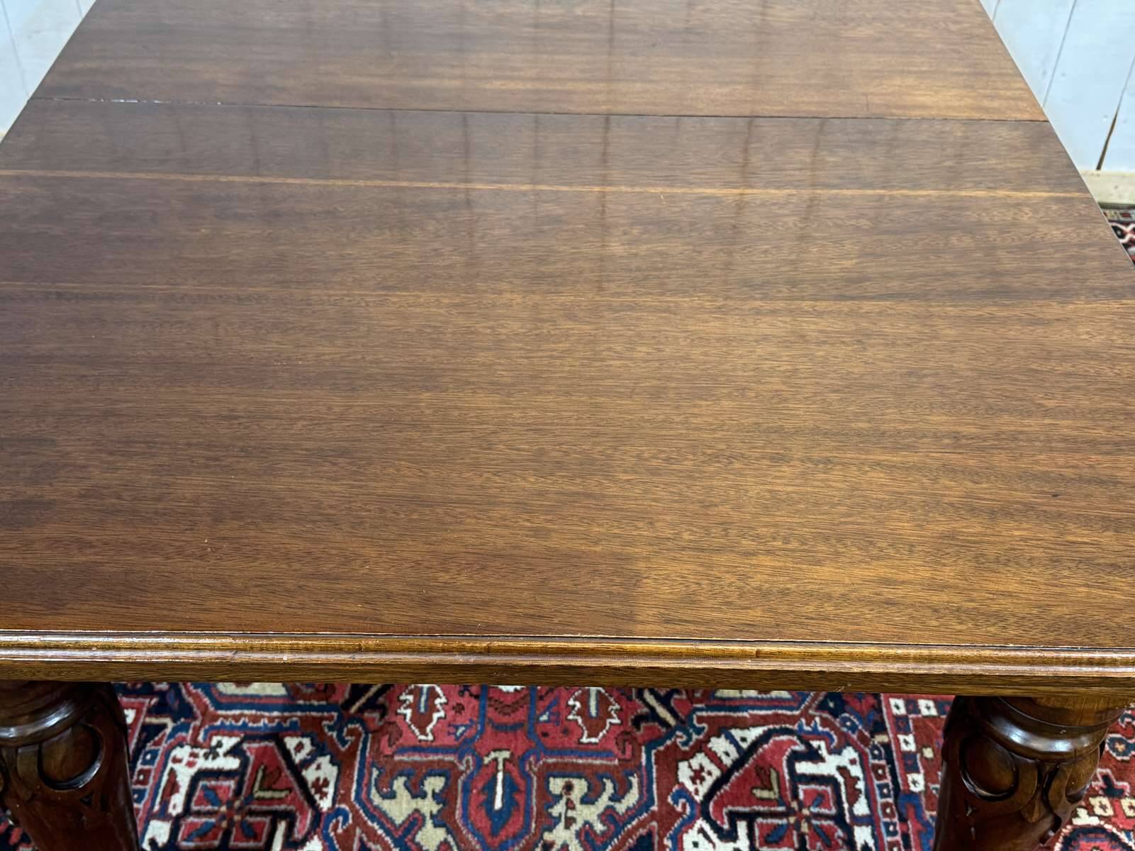 Victorian-style mahogany English table with 3 extensions.