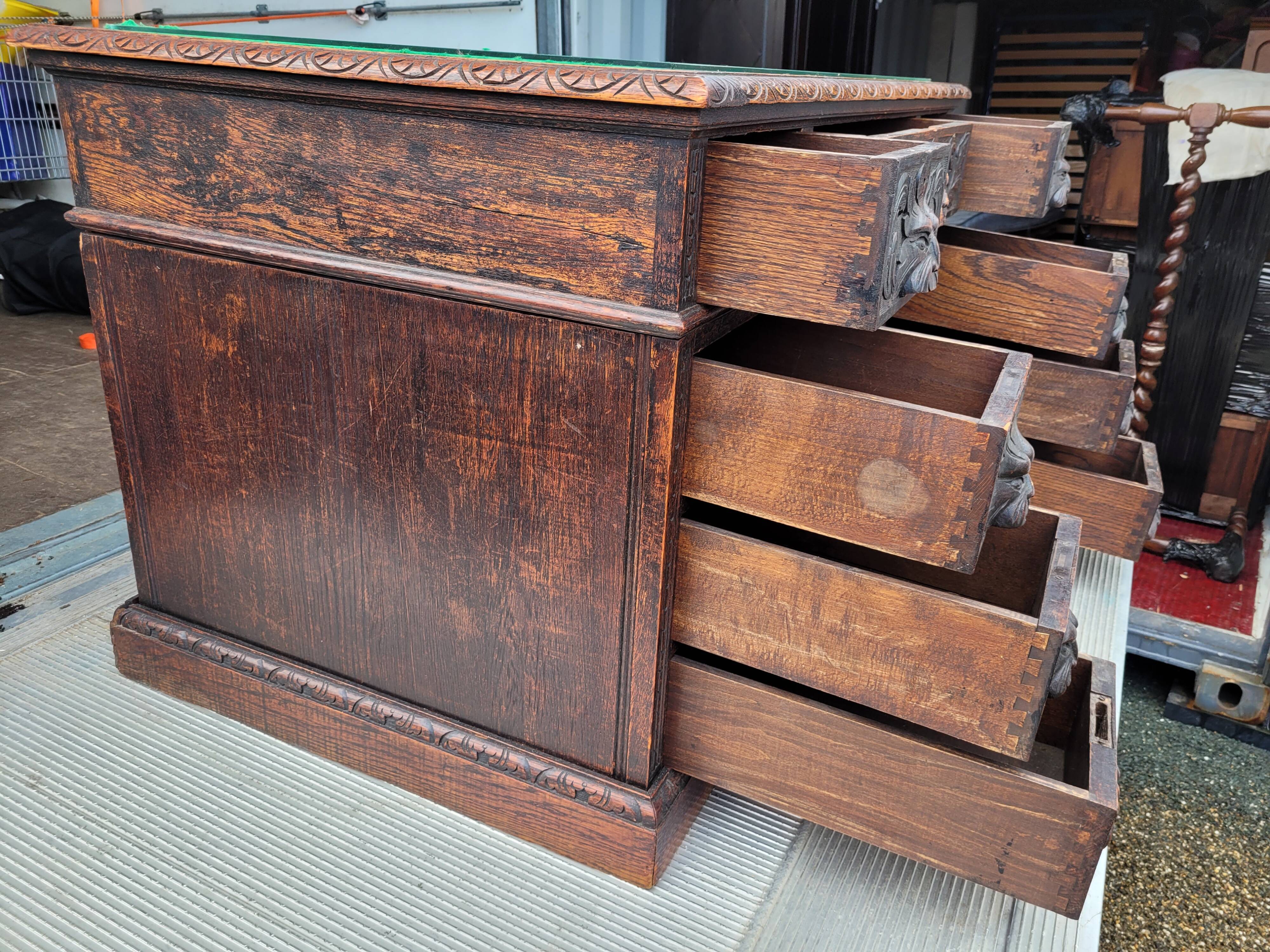 Bureau sculpté antique