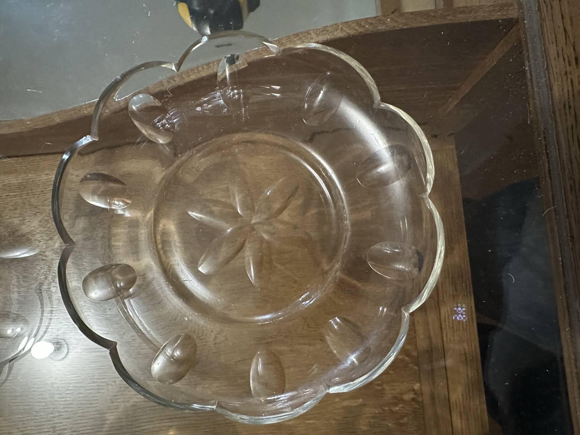 Set of 8 crystal bowls with floral decoration, France early 20th century.