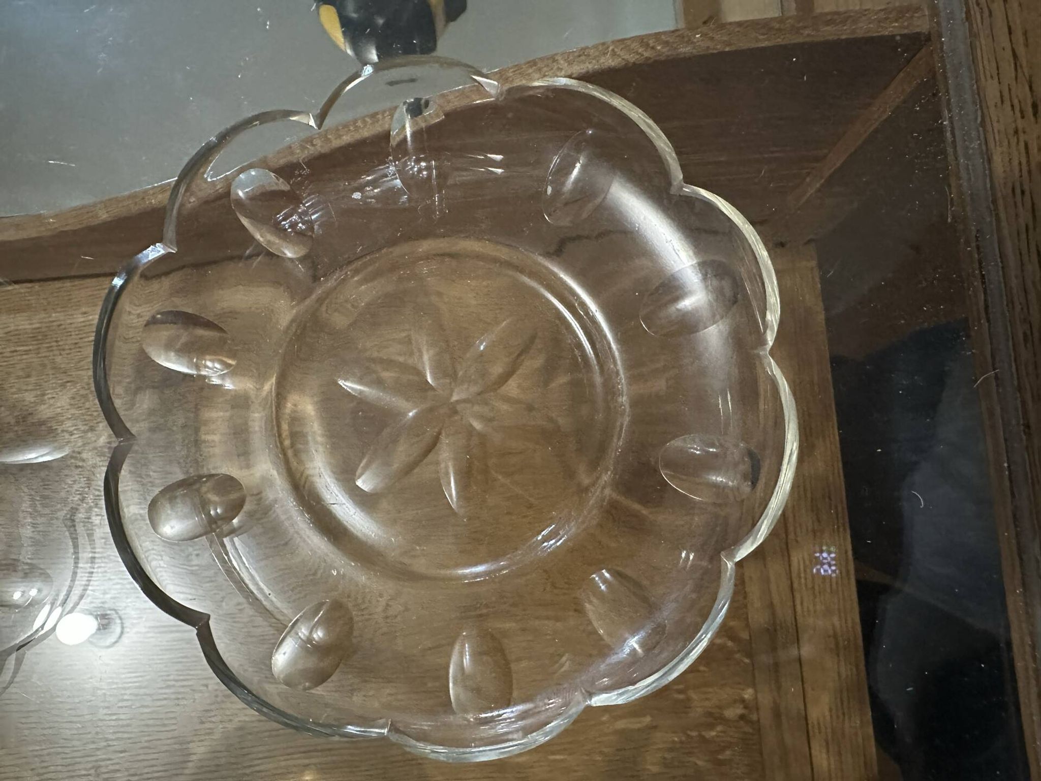 Set of 8 crystal bowls with floral decoration, France early 20th century.