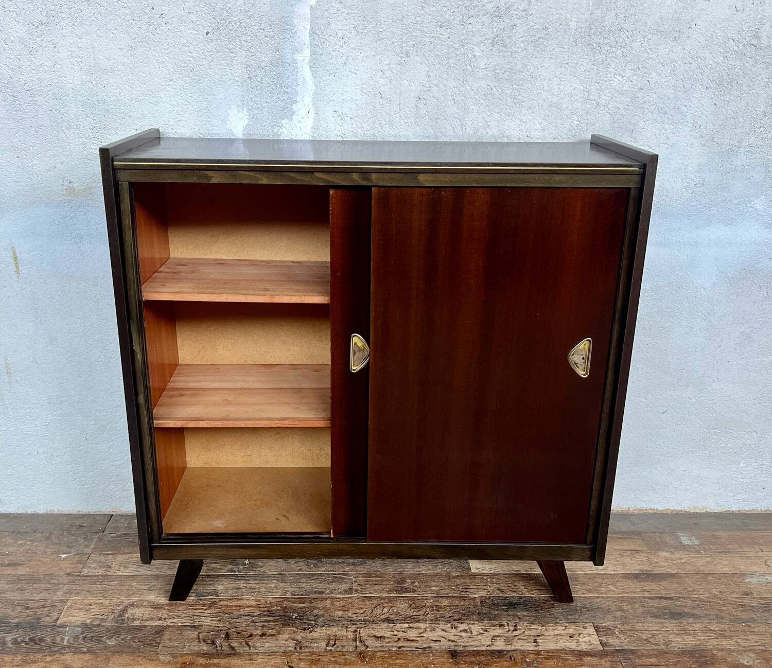 Furnished shoe cabinet with sliding doors