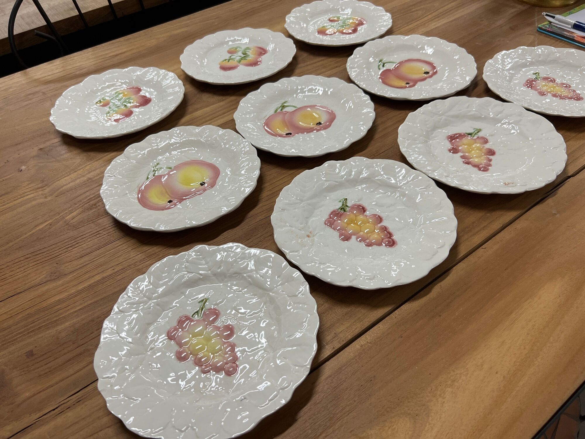 Set of 10 plates decorated with Sarreguemines porcelain fruit